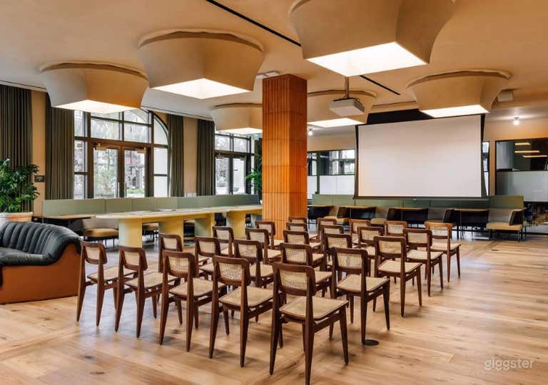  Elegant Lounge & Presentation Area 