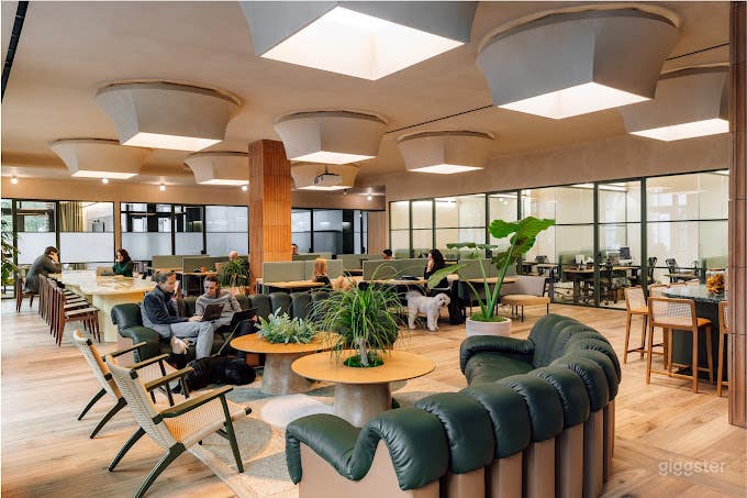 Elegant Lounge &amp; Presentation Area Photo 3