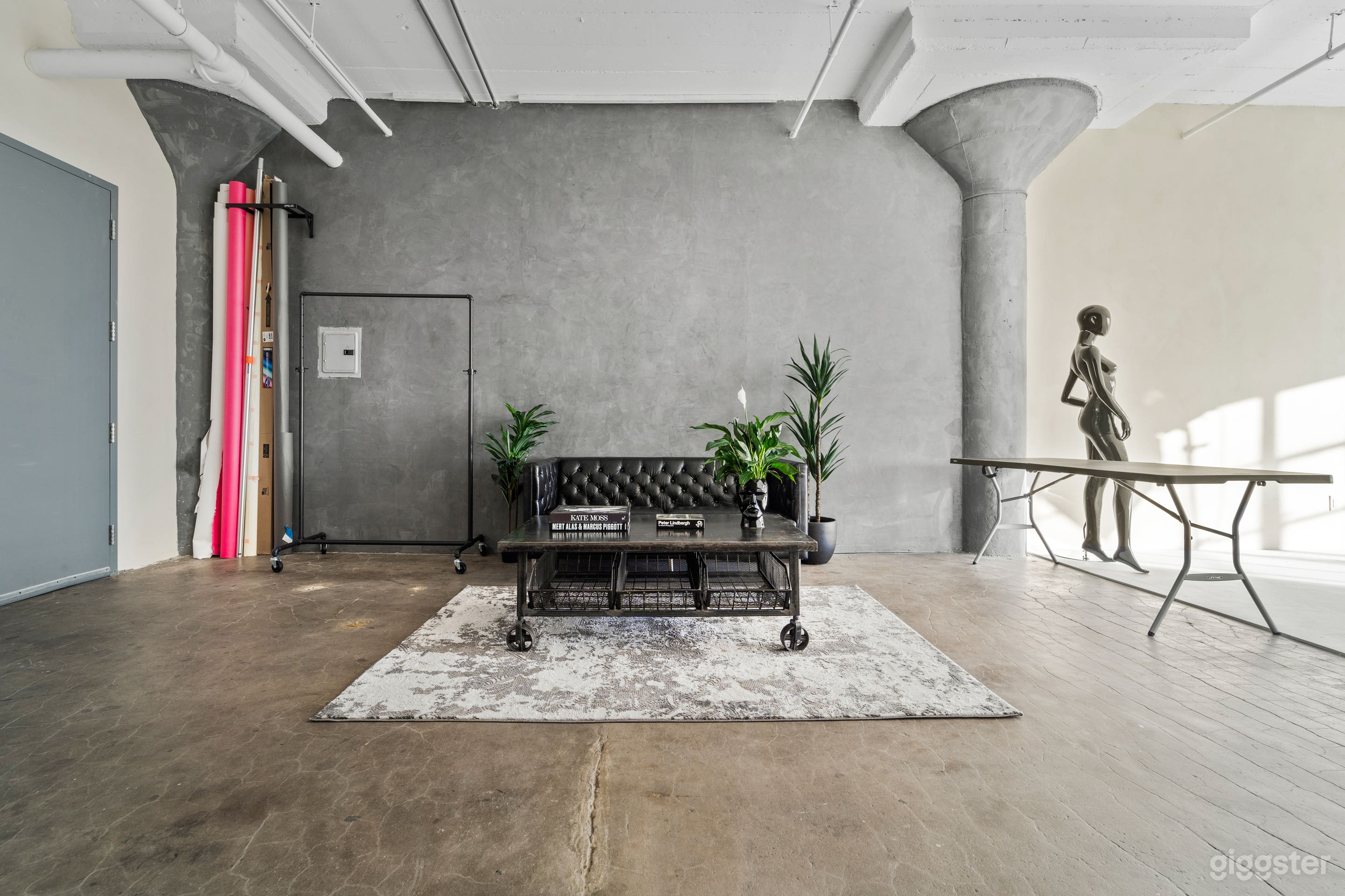 Bright Natural Light Cyc Wall Studio w/ Free Lights and AC Photo 4