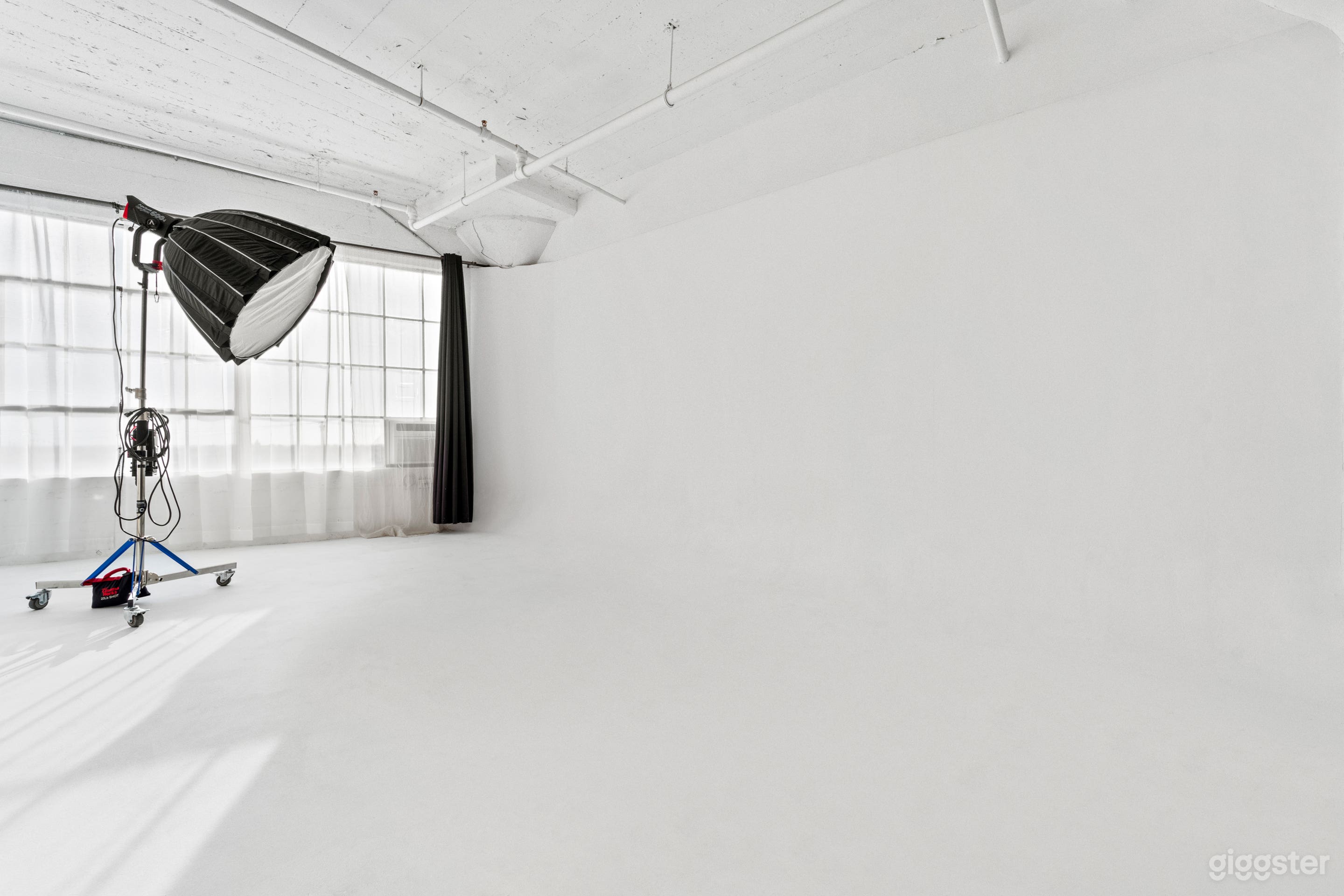 Bright Natural Light Cyc Wall Studio w/ Free Lights and AC Photo 3