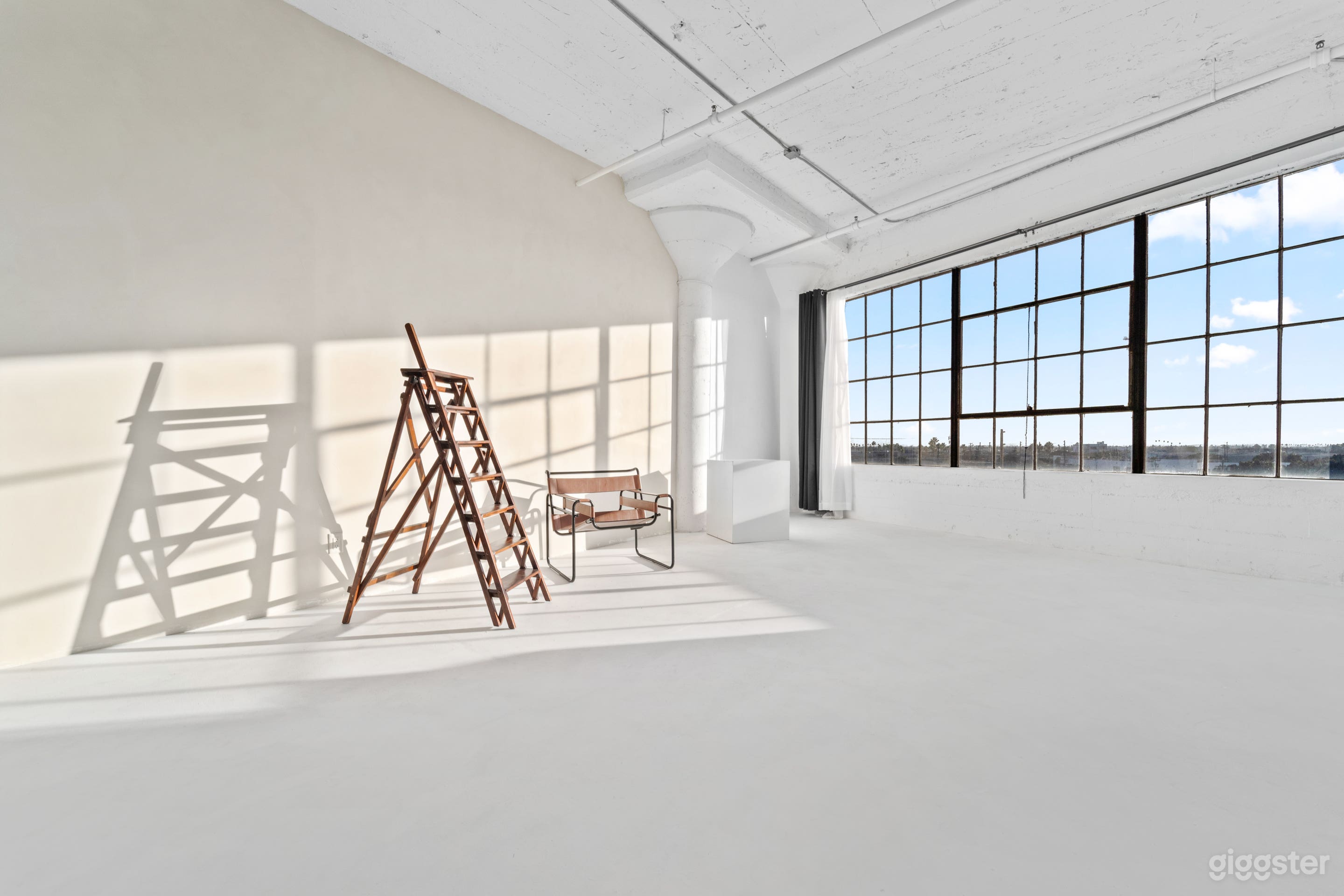 Bright Natural Light Cyc Wall Studio w/ Free Lights and AC Photo 2