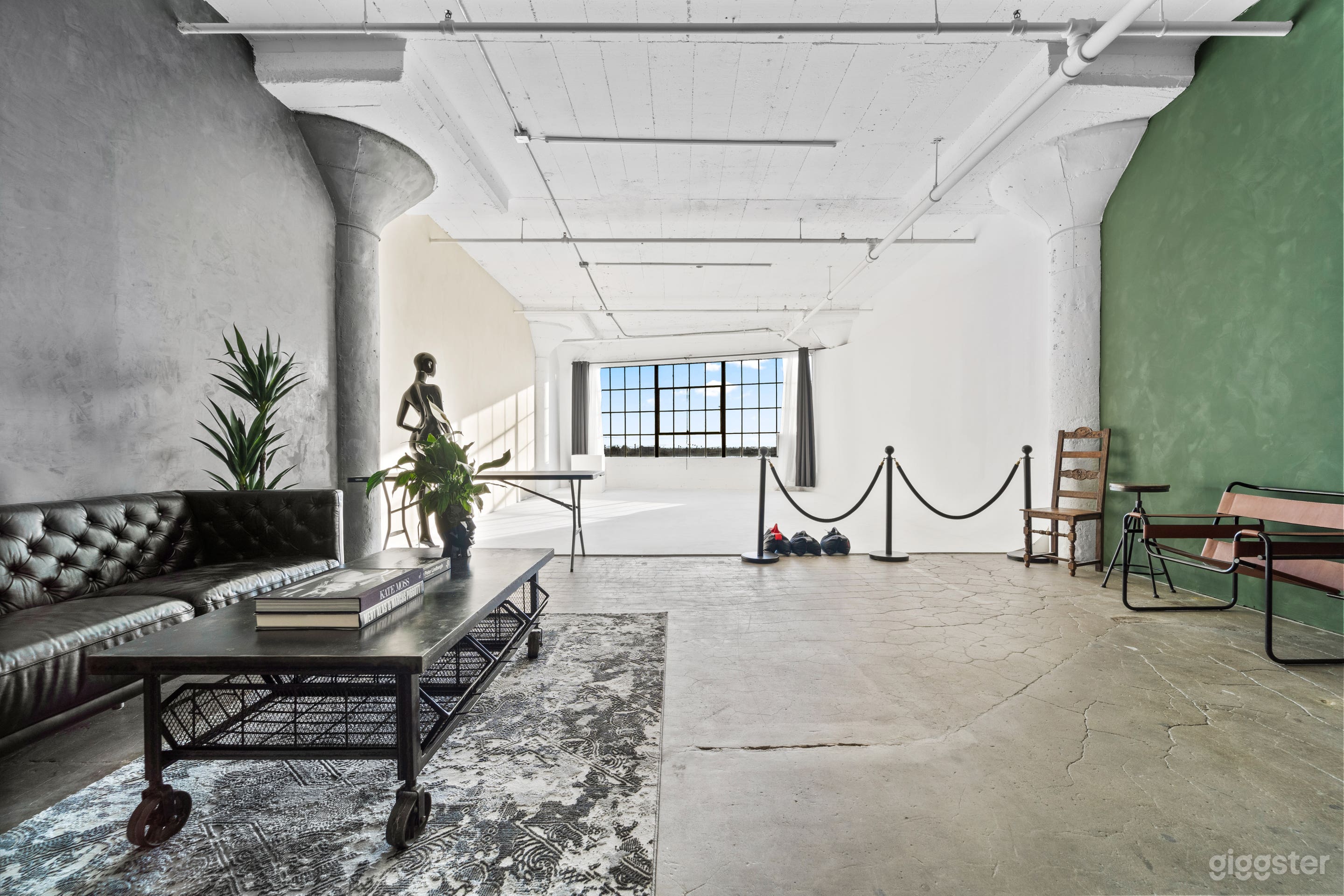 Bright Natural Light Cyc Wall Studio w/ Free Lights and AC Photo 1