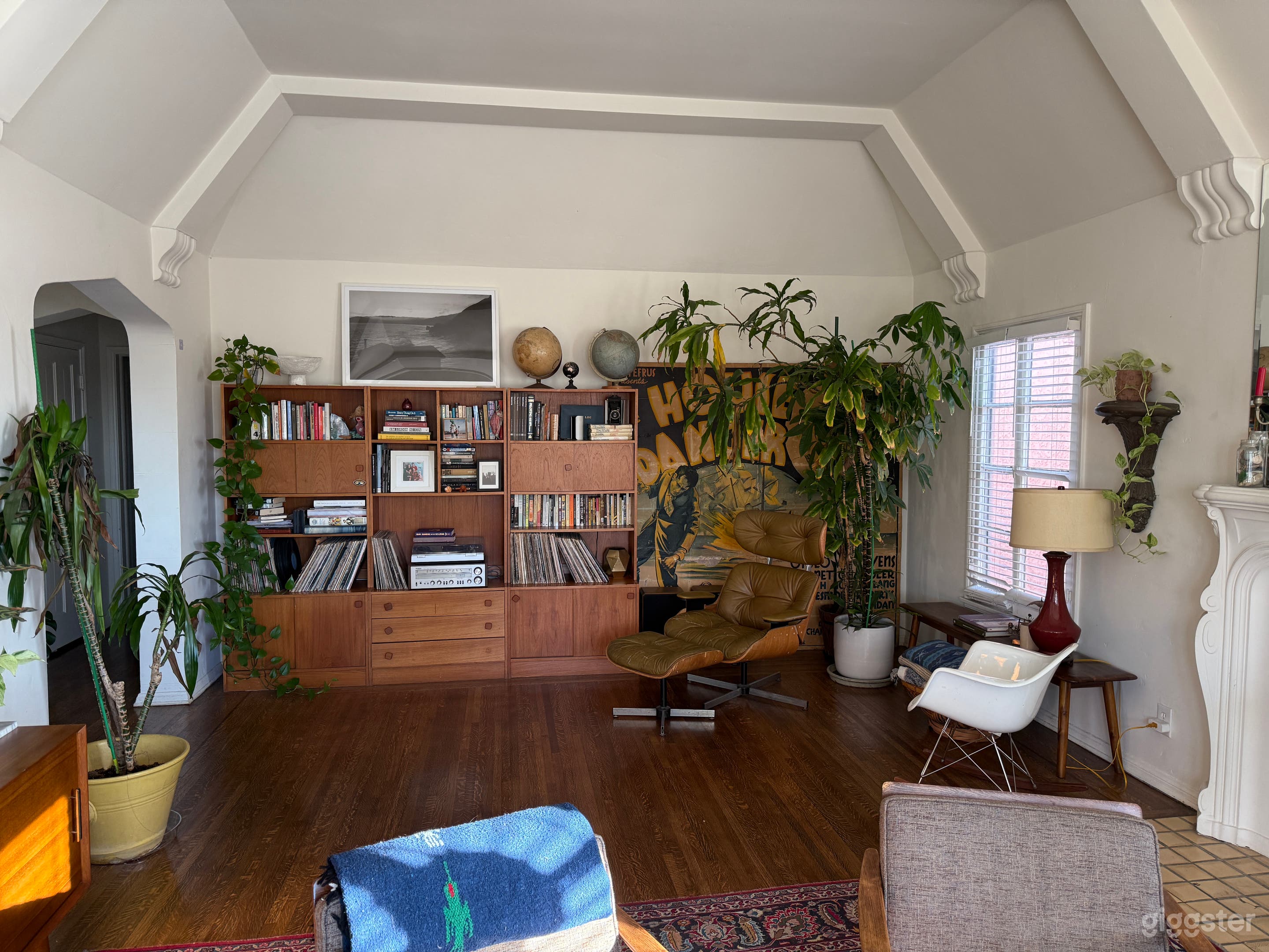 Old Hollywood Mid Century stylish pad, Lots of Natural Light Photo 4