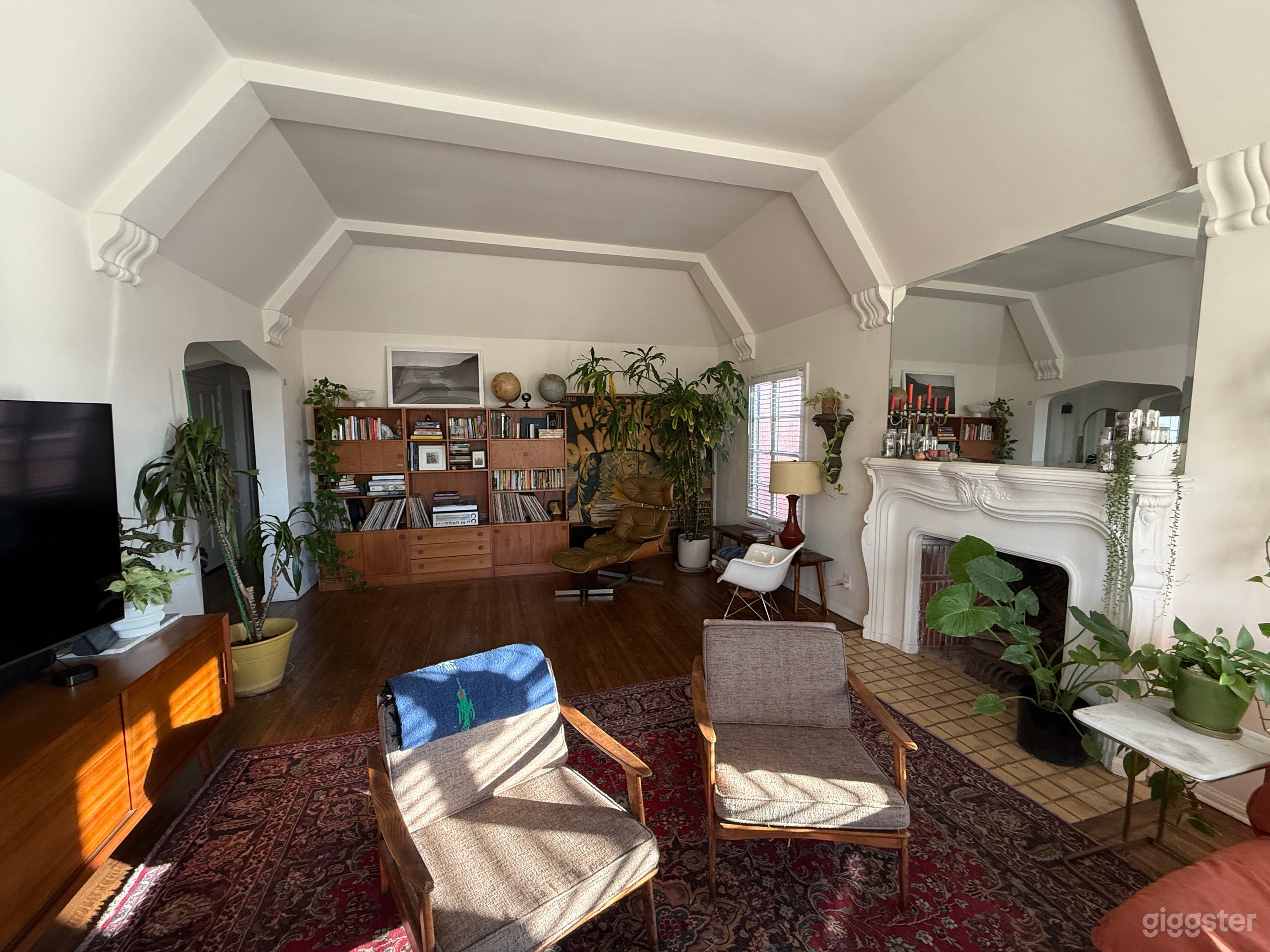 Old Hollywood Mid Century stylish pad, Lots of Natural Light Photo 3