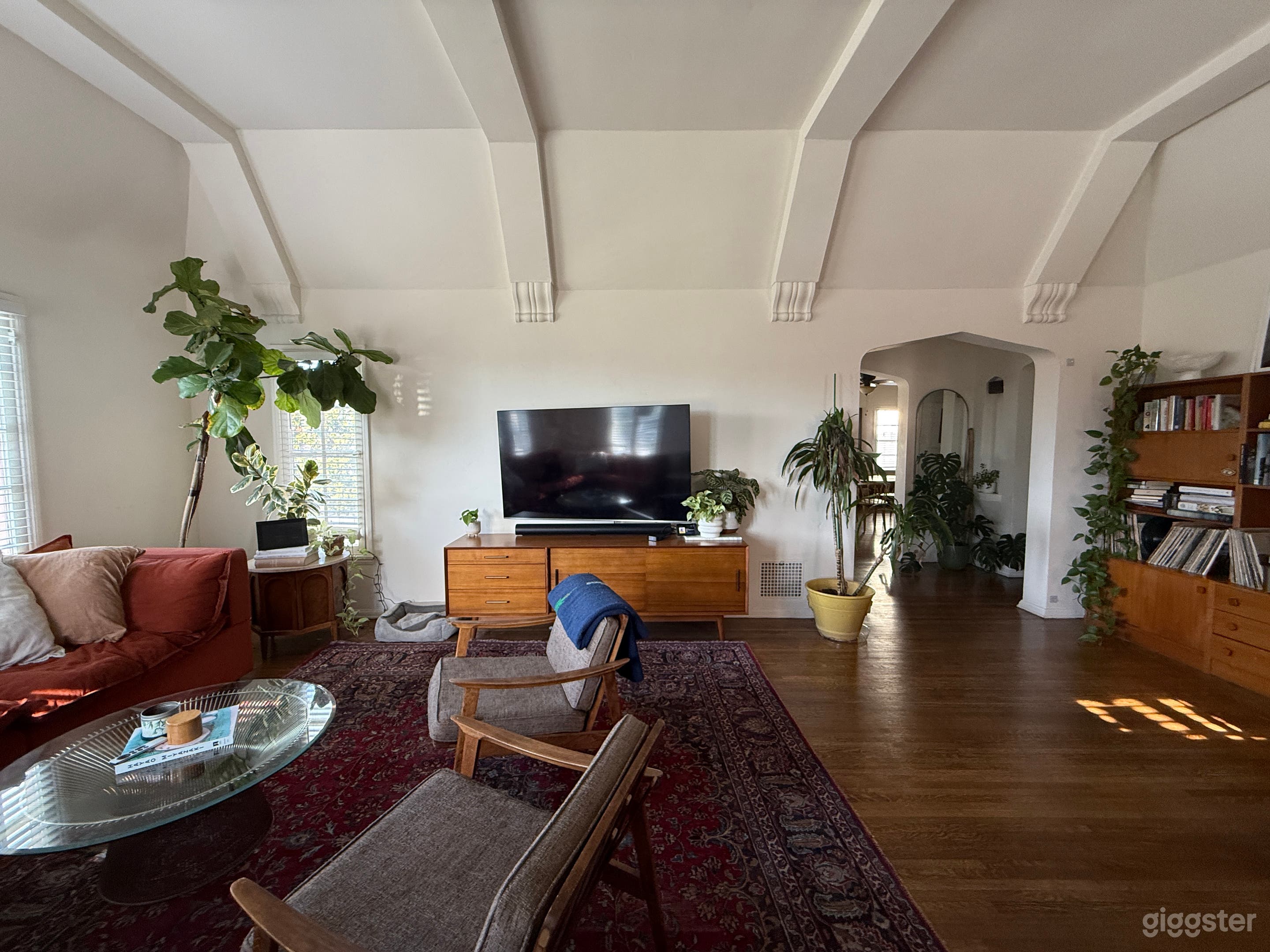 Old Hollywood Mid Century stylish pad, Lots of Natural Light Photo 2