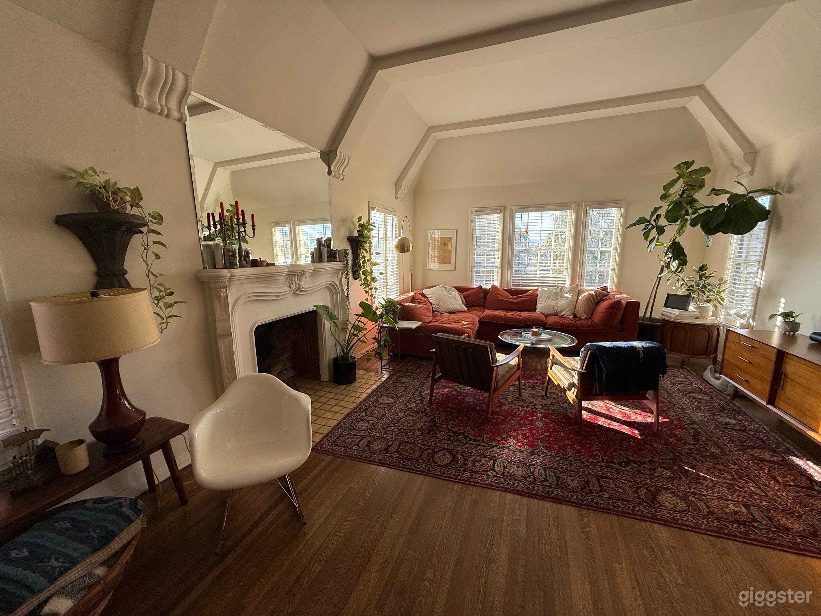 Old Hollywood Mid Century stylish pad, Lots of Natural Light Photo 1