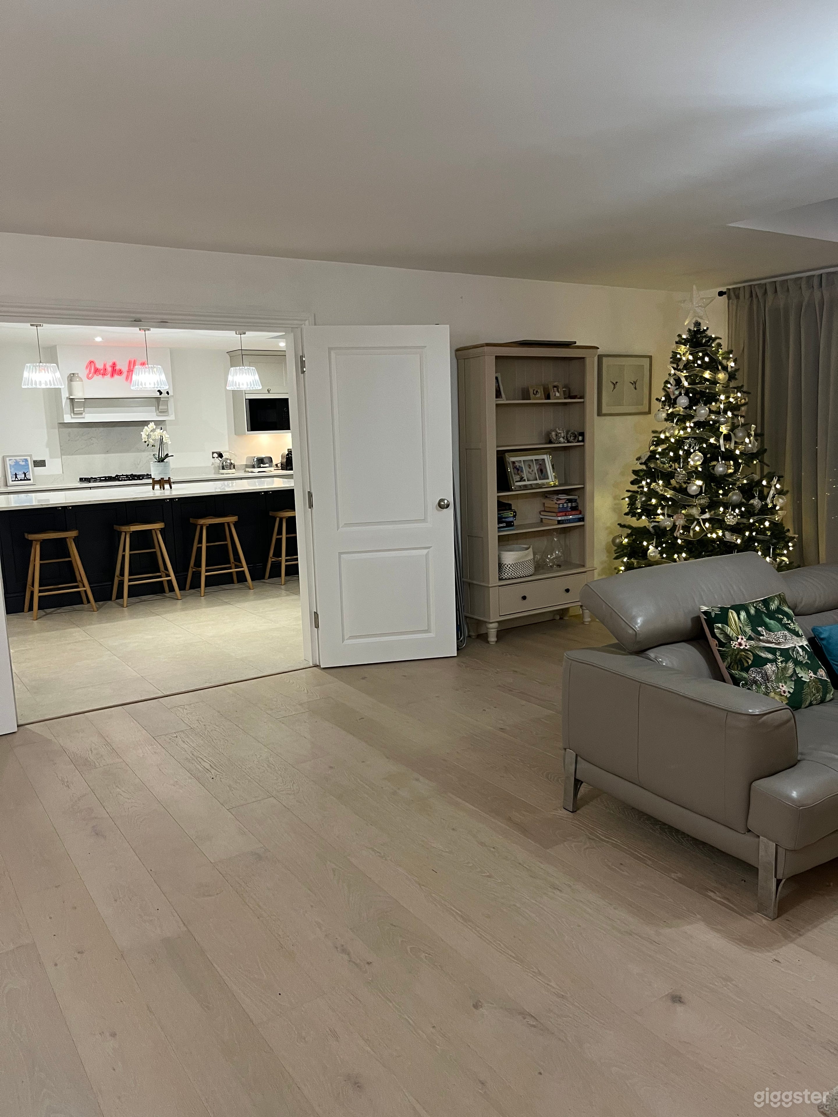 Detached home by the woods Photo 4