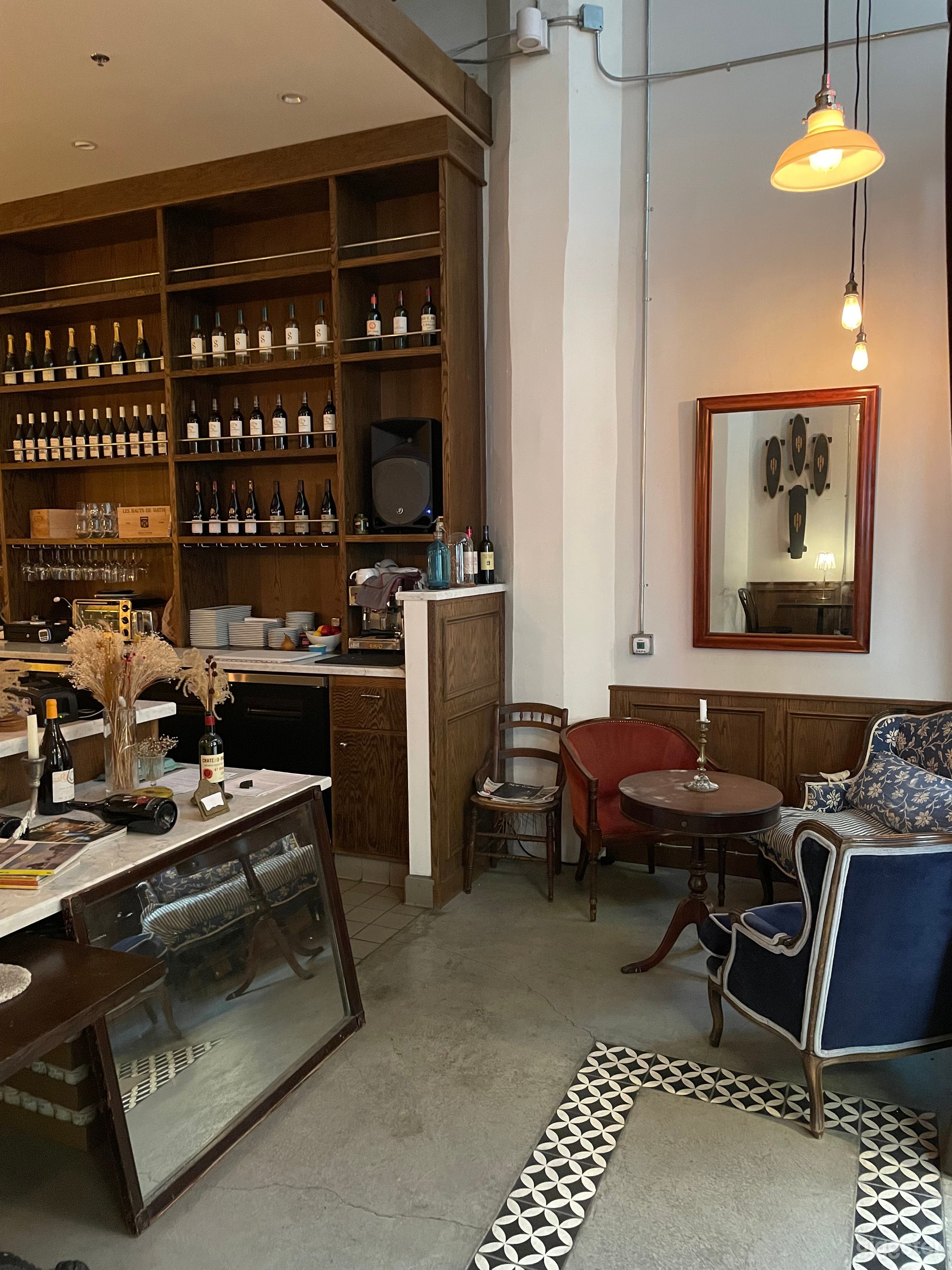 Sophisticated Wine Bar in Los Angeles Photo 4