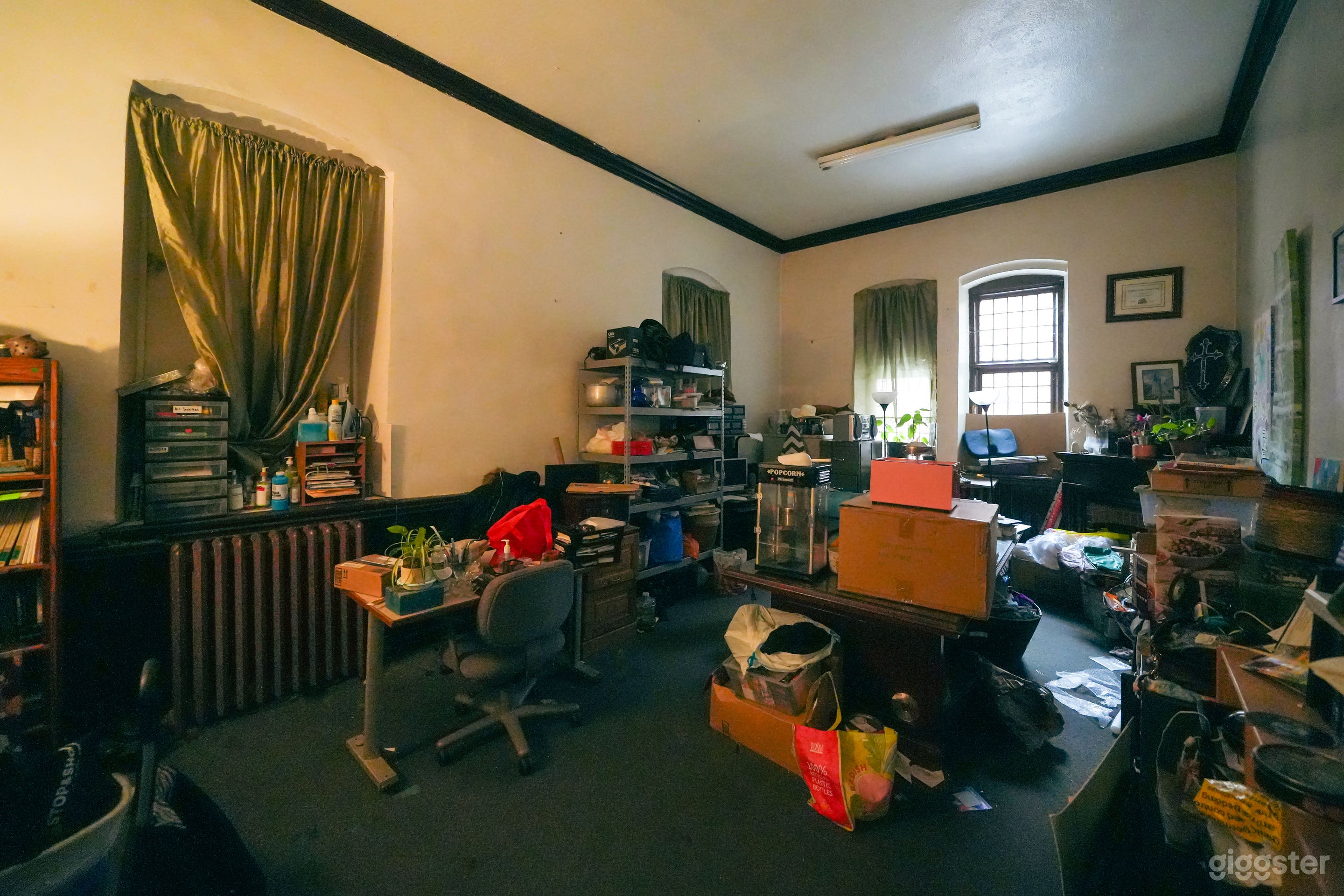 Grand Historic Hall with Stained Glass &amp; Woodwork Photo 4