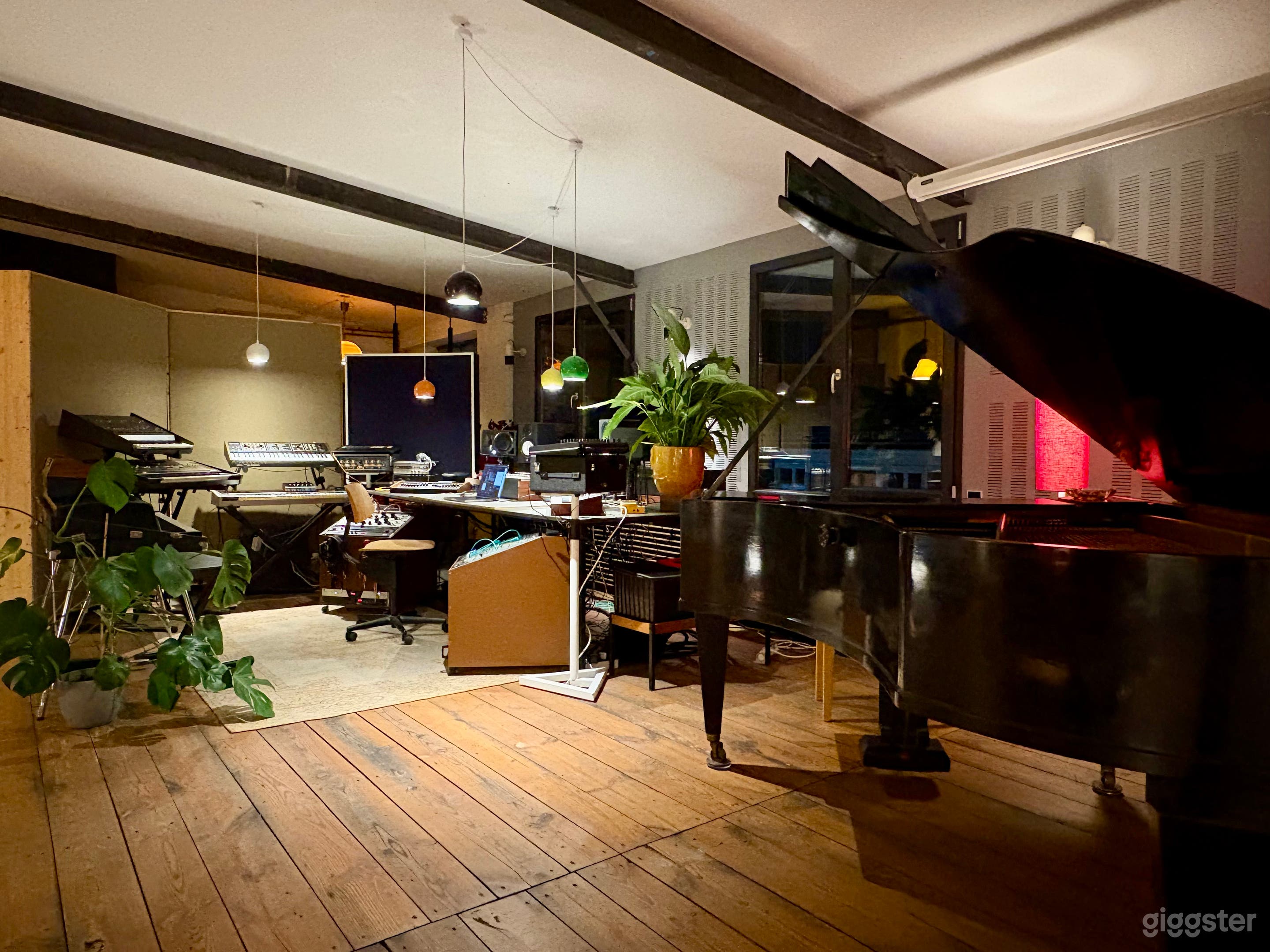 Blick in kleines Studio-Setup mit Bechstein-Klavier