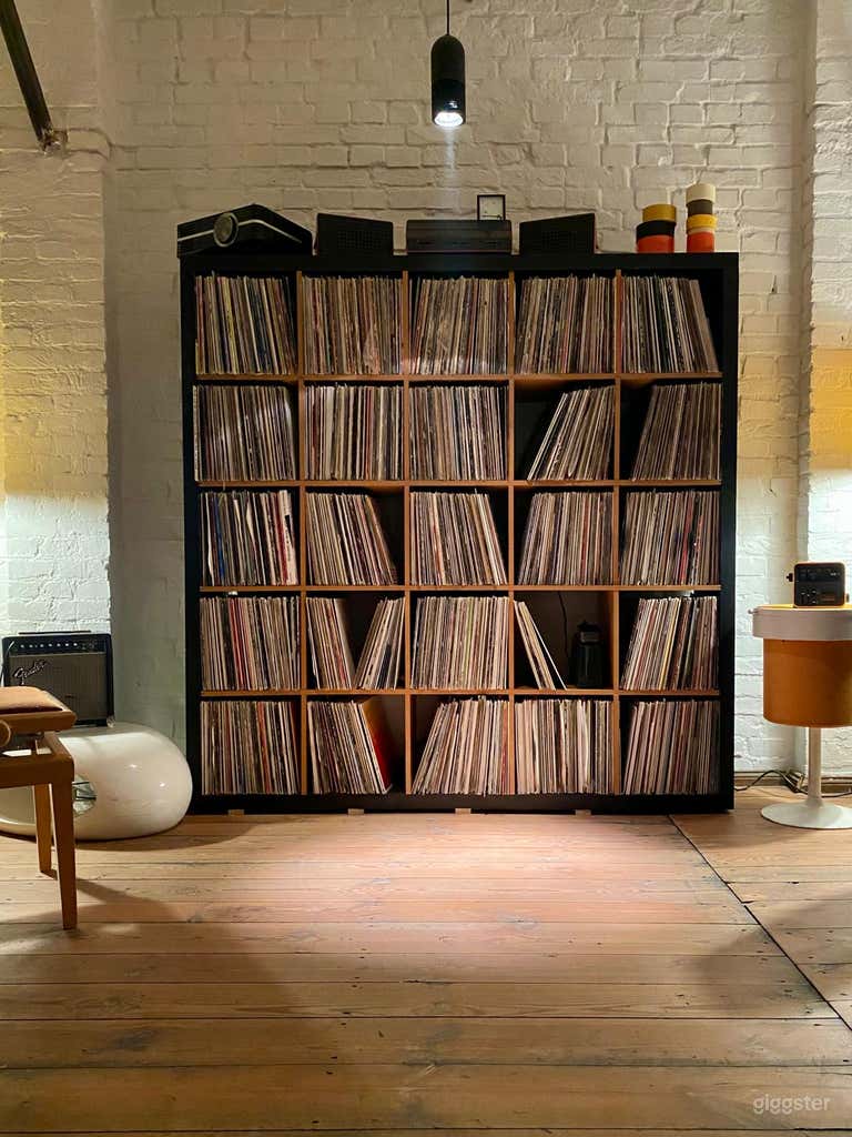  Wir haben viele Vinyls und natürlich ein DJ-Setup 