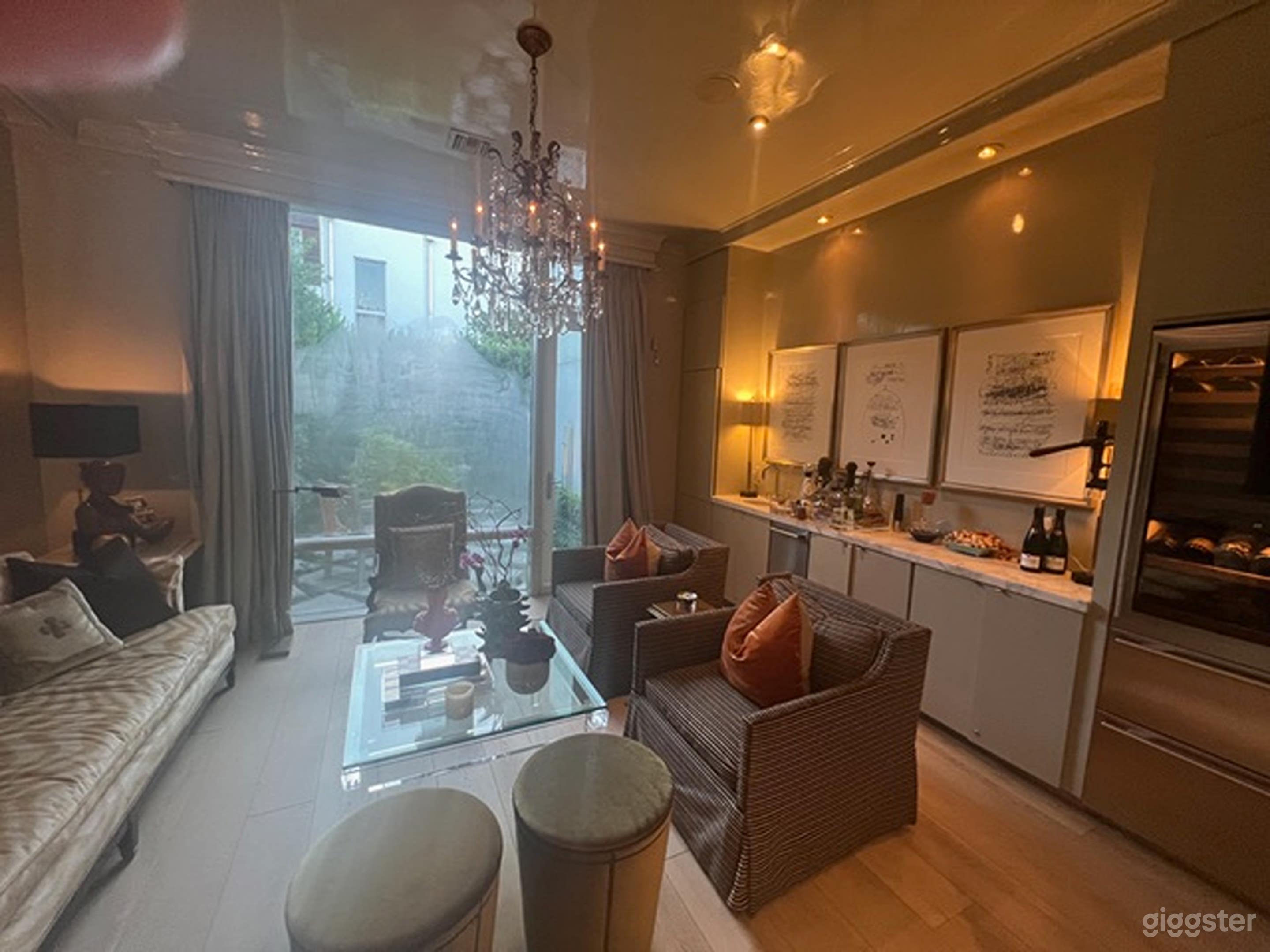 Spacious House with 8,400 Sq Ft Floor Space on a 0.60 Acre Lot Photo 3