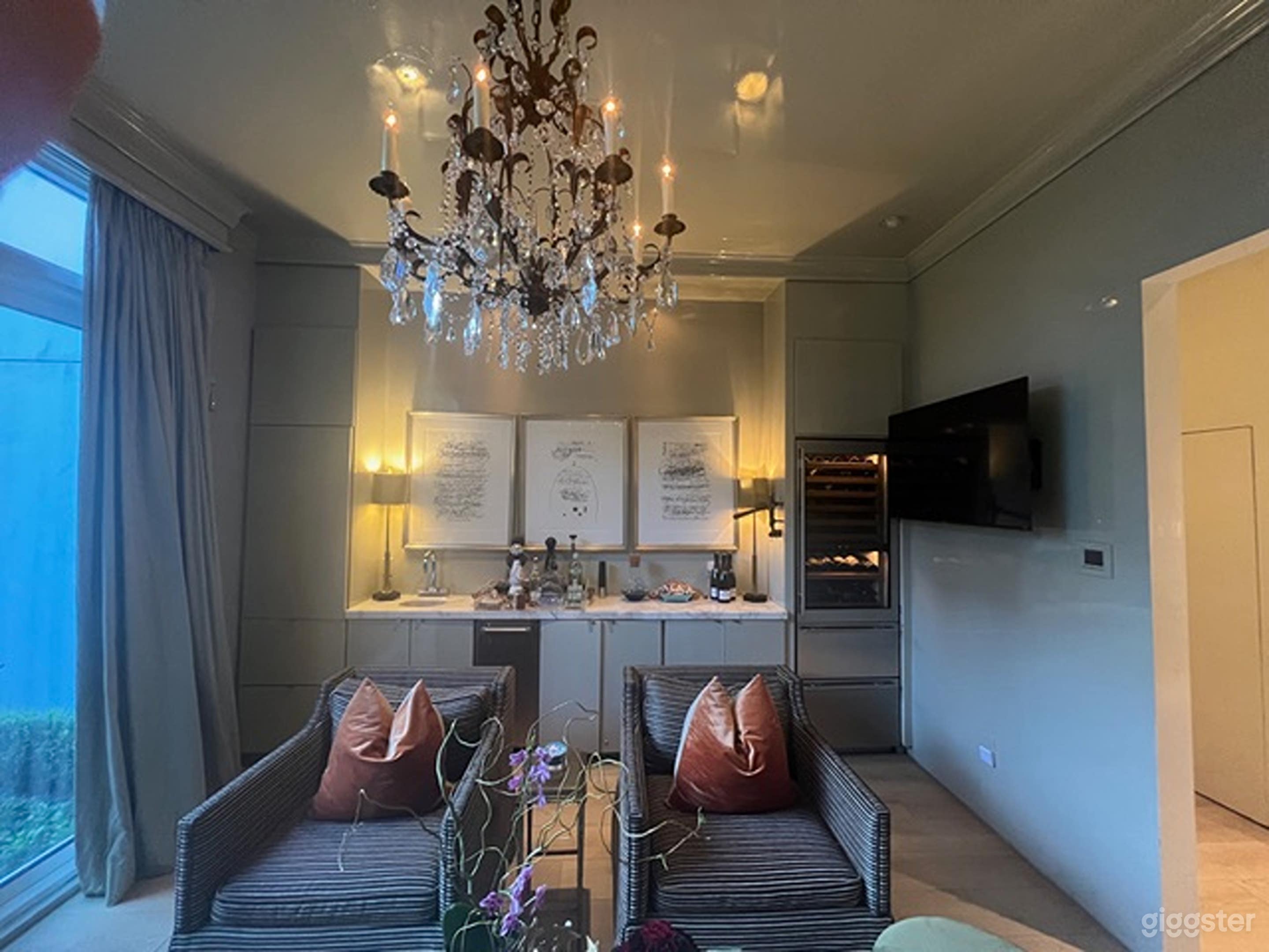 Spacious House with 8,400 Sq Ft Floor Space on a 0.60 Acre Lot Photo 4