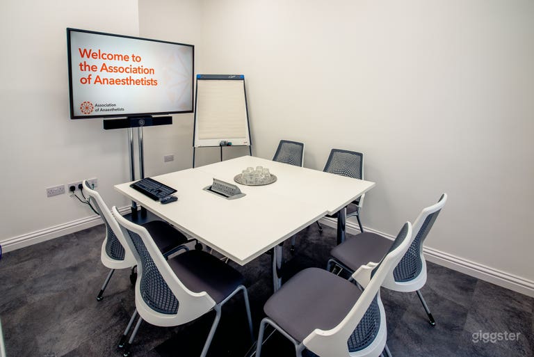  Small meeting room 