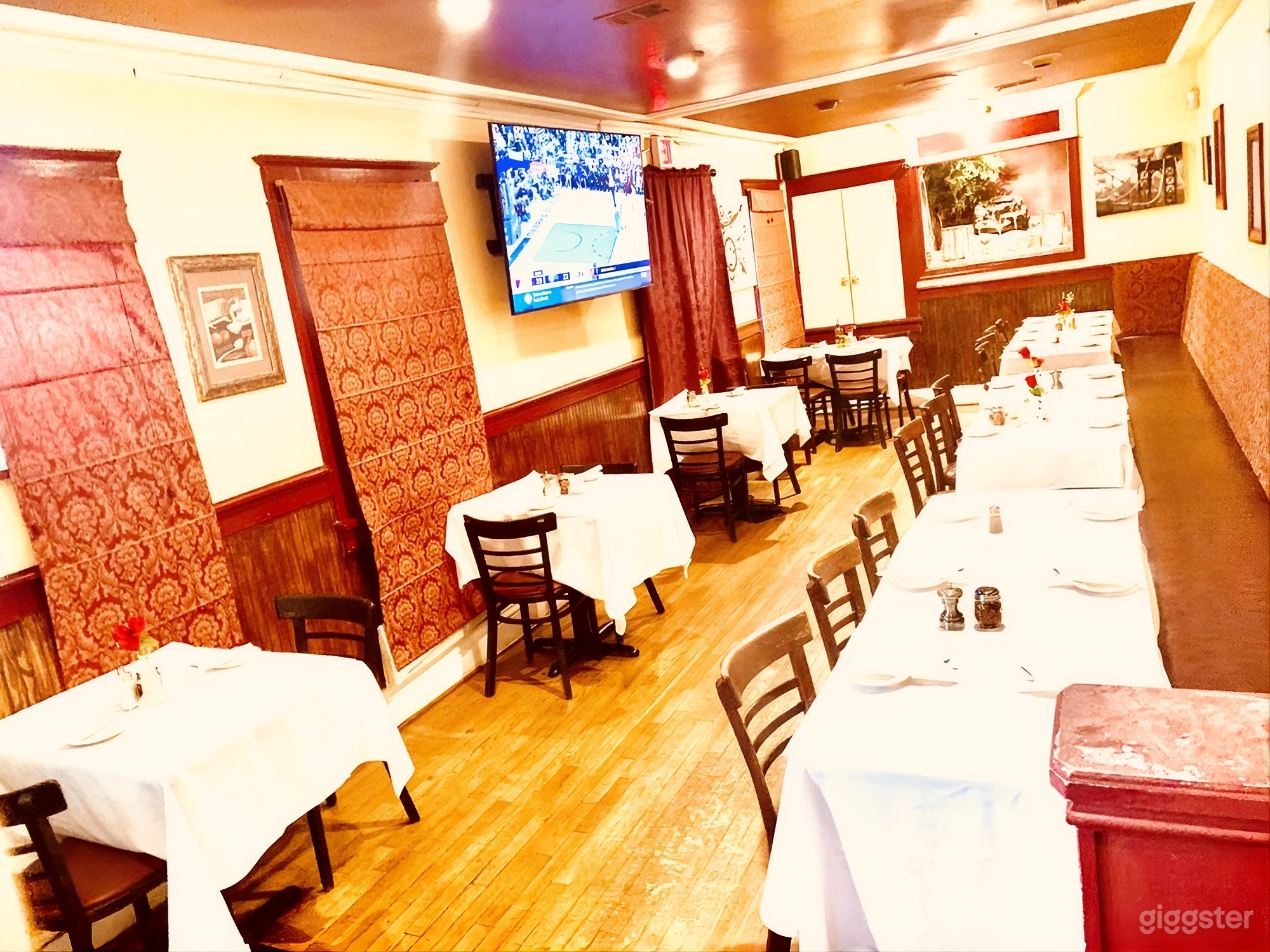 Classic Italian Restaurant in Prime Location - Private Room Photo 4