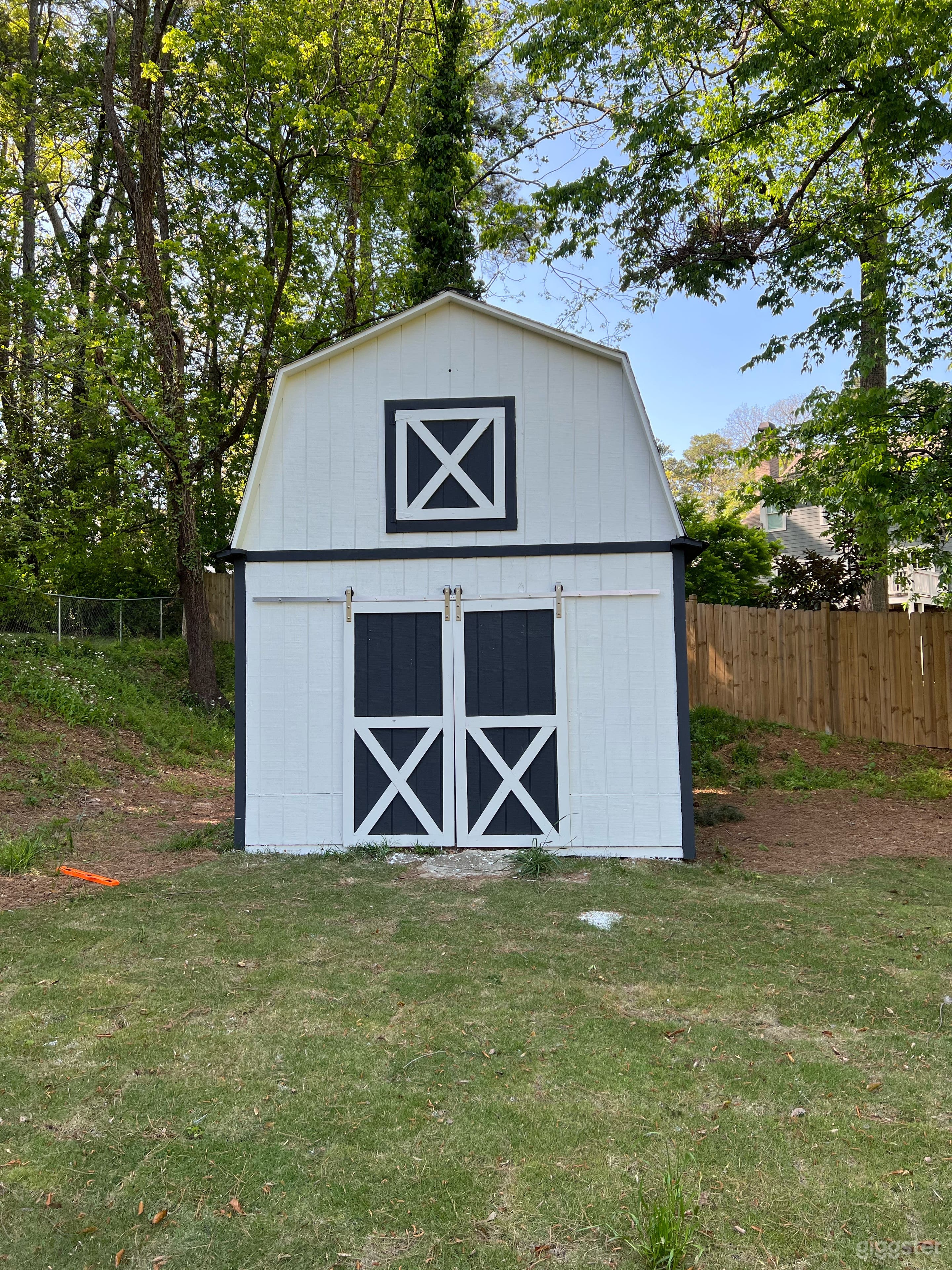 New Classic Modern Resident with Large Yard Photo 4