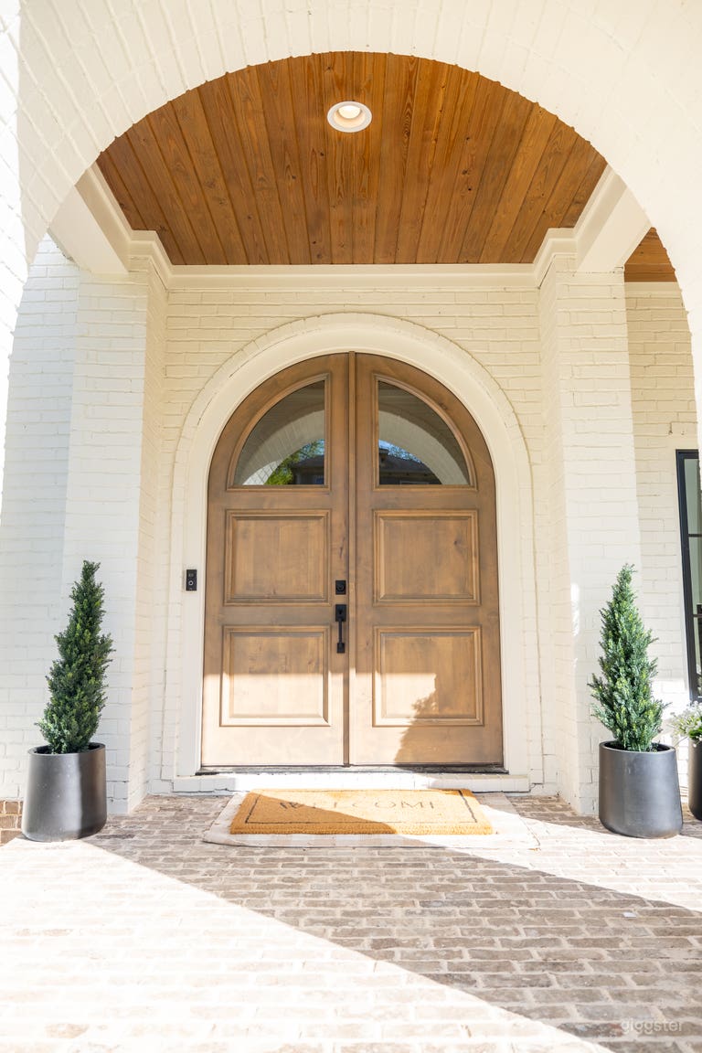  New Classic Modern Resident with Large Yard 