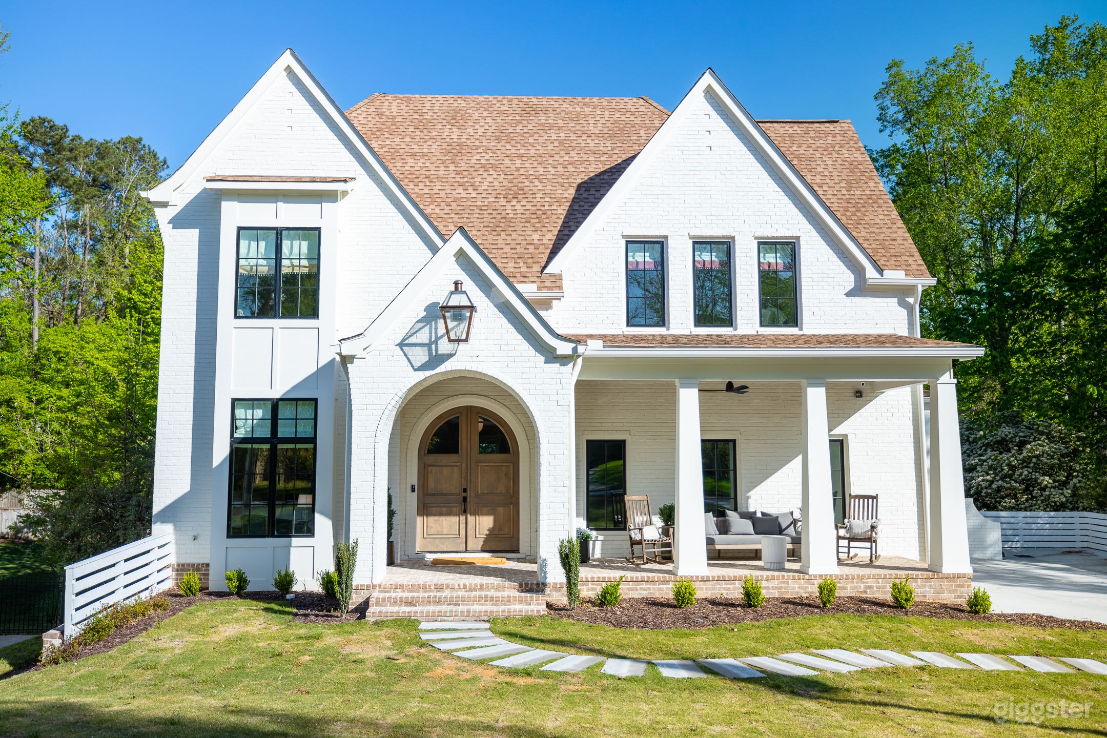 New Classic Modern Resident with Large Yard Photo 1