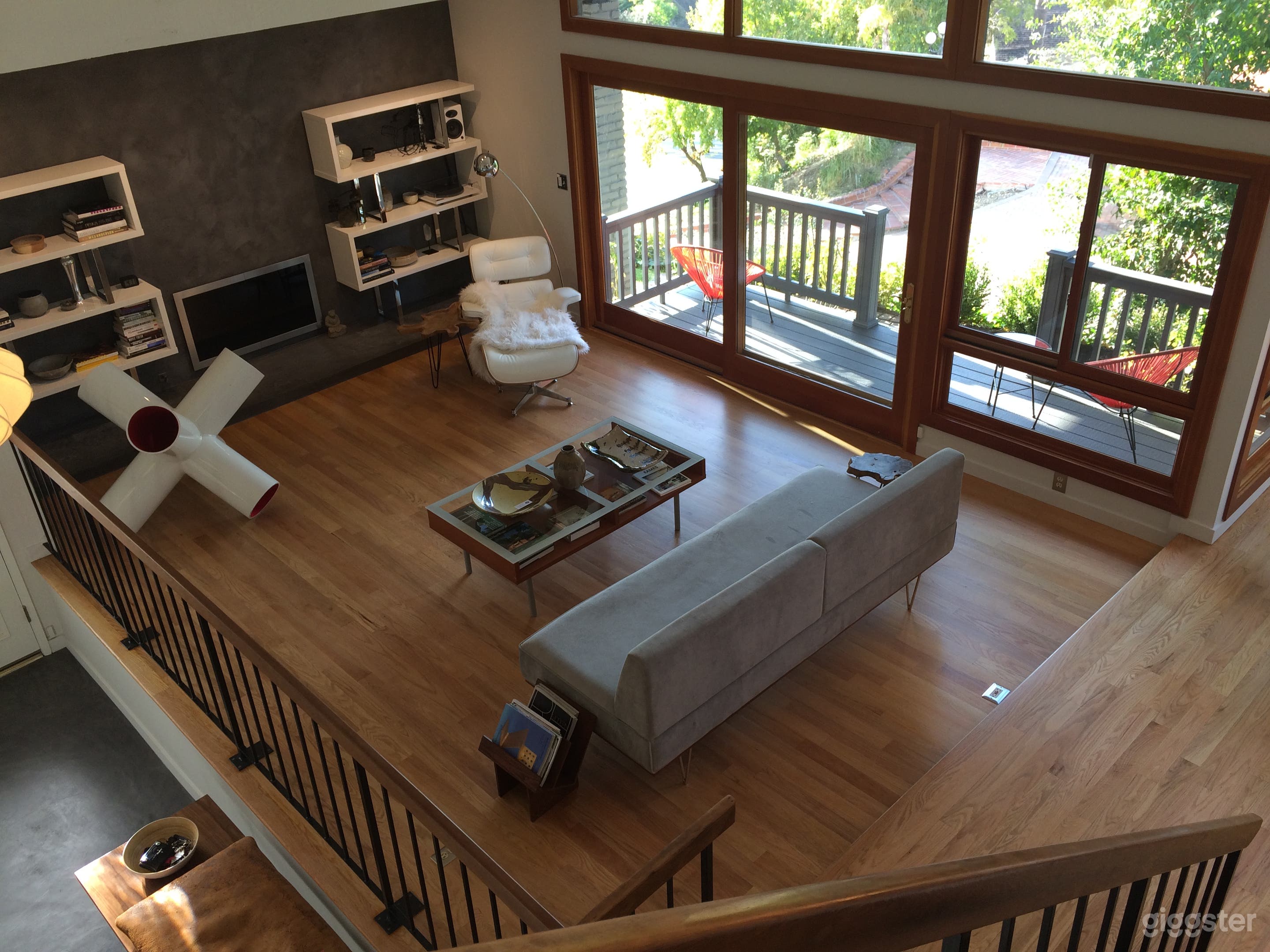 Mid-Century modern light filled hip staged space Photo 1