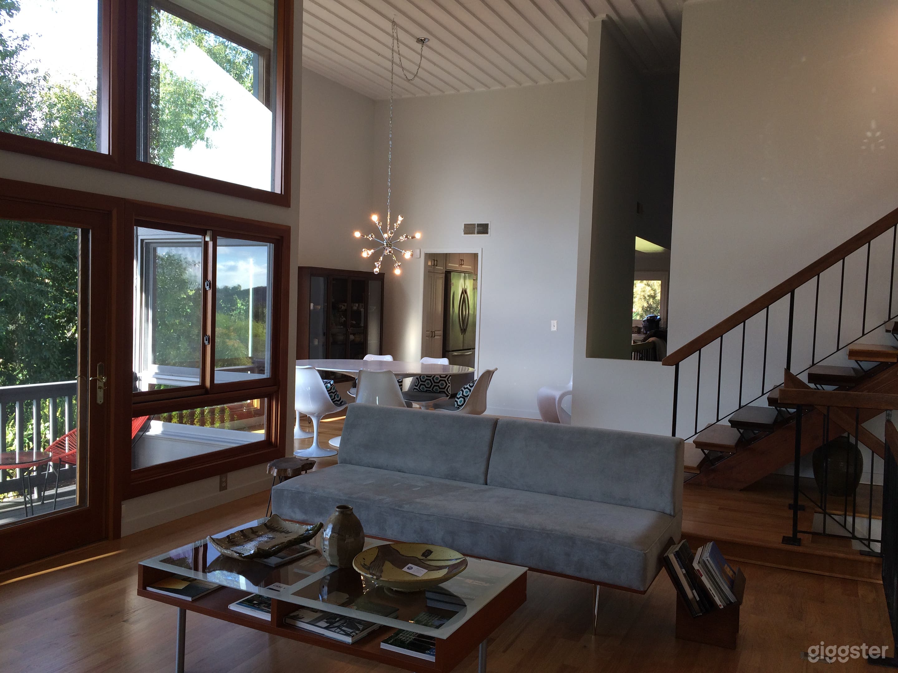 Mid-Century modern light filled hip staged space Photo 2