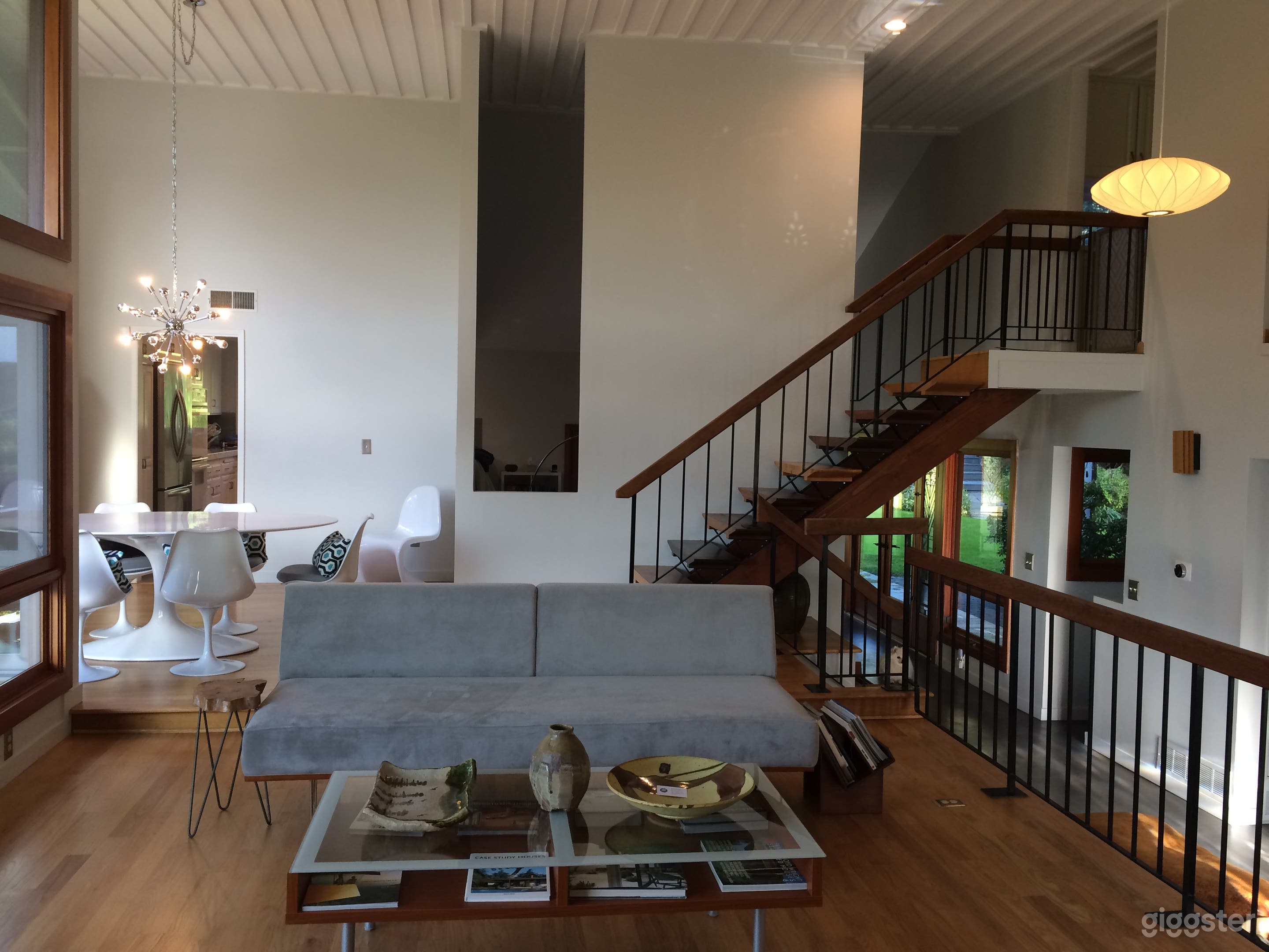 Mid-Century modern light filled hip staged space Photo 3