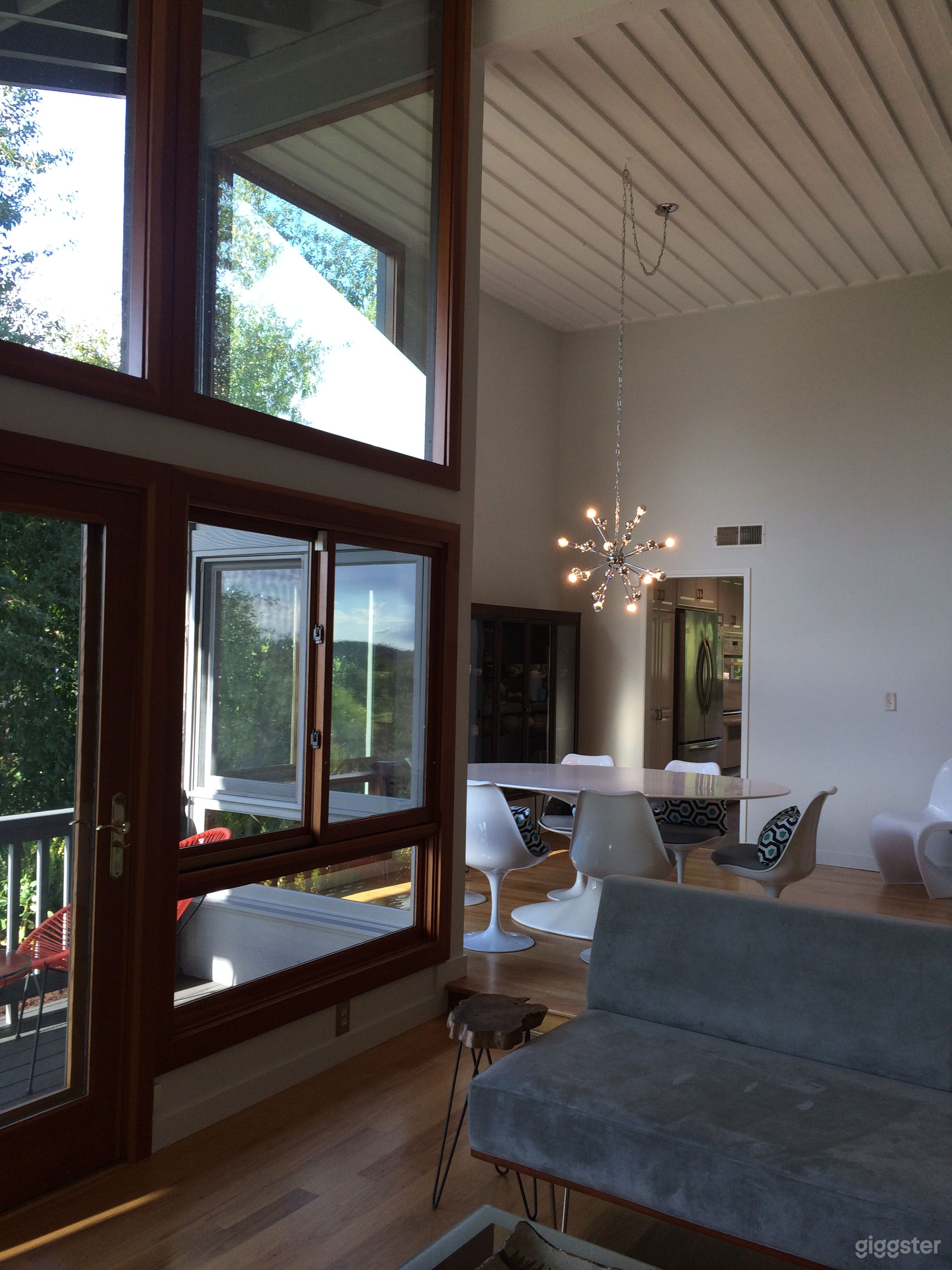 Mid-Century modern light filled hip staged space Photo 4