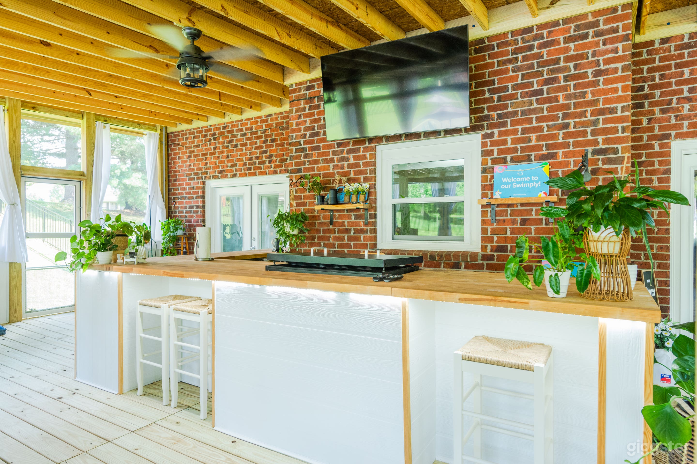 1000 sqft enclosed patio. Has overhead heating and industrial air cooling.