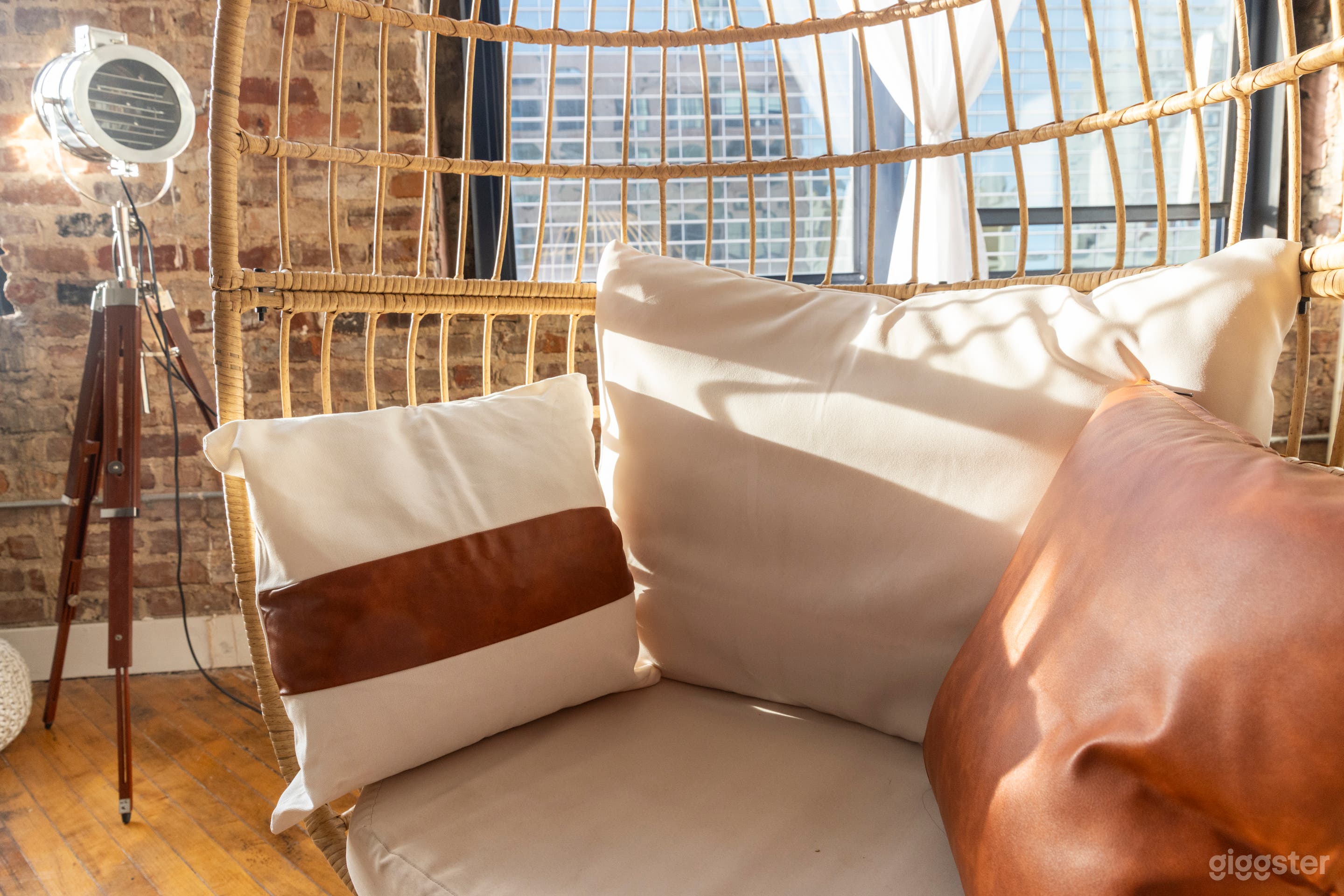 Beautiful natural light filled industrial loft Photo 3