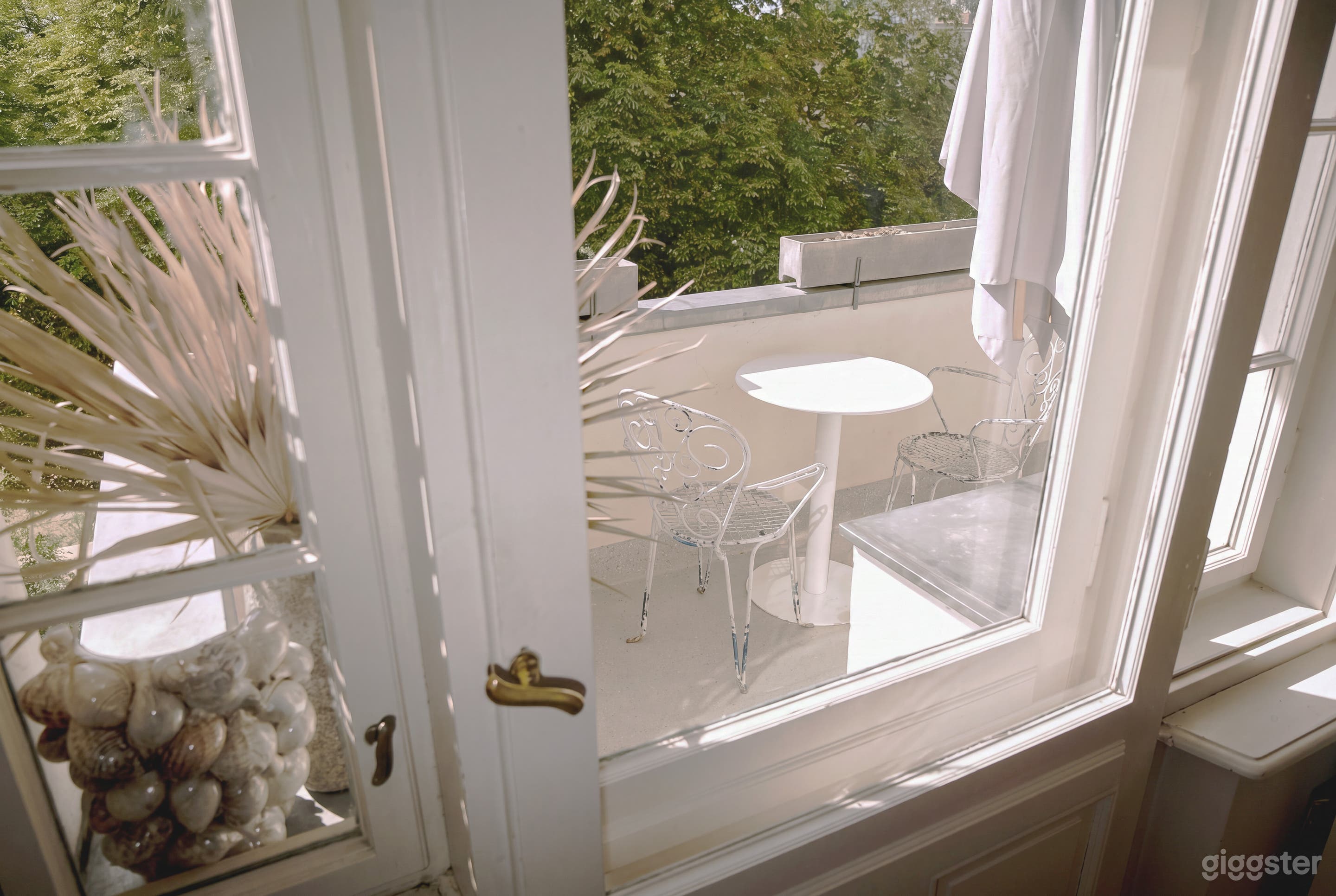 A Light-Filled Grand Berlin Space w/ Classic-Modern Details Foto 3