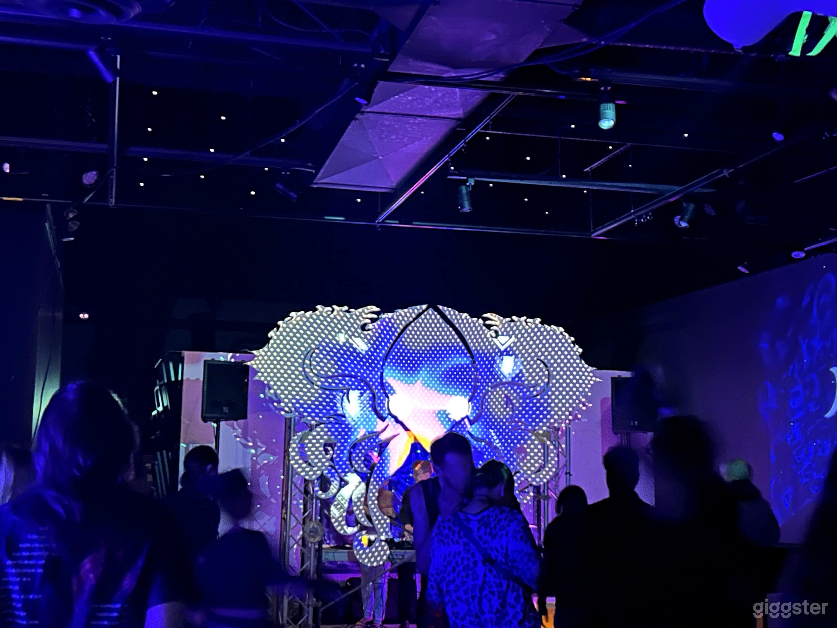 Stunning Venue with Cafe+Dancefloor Photo 4