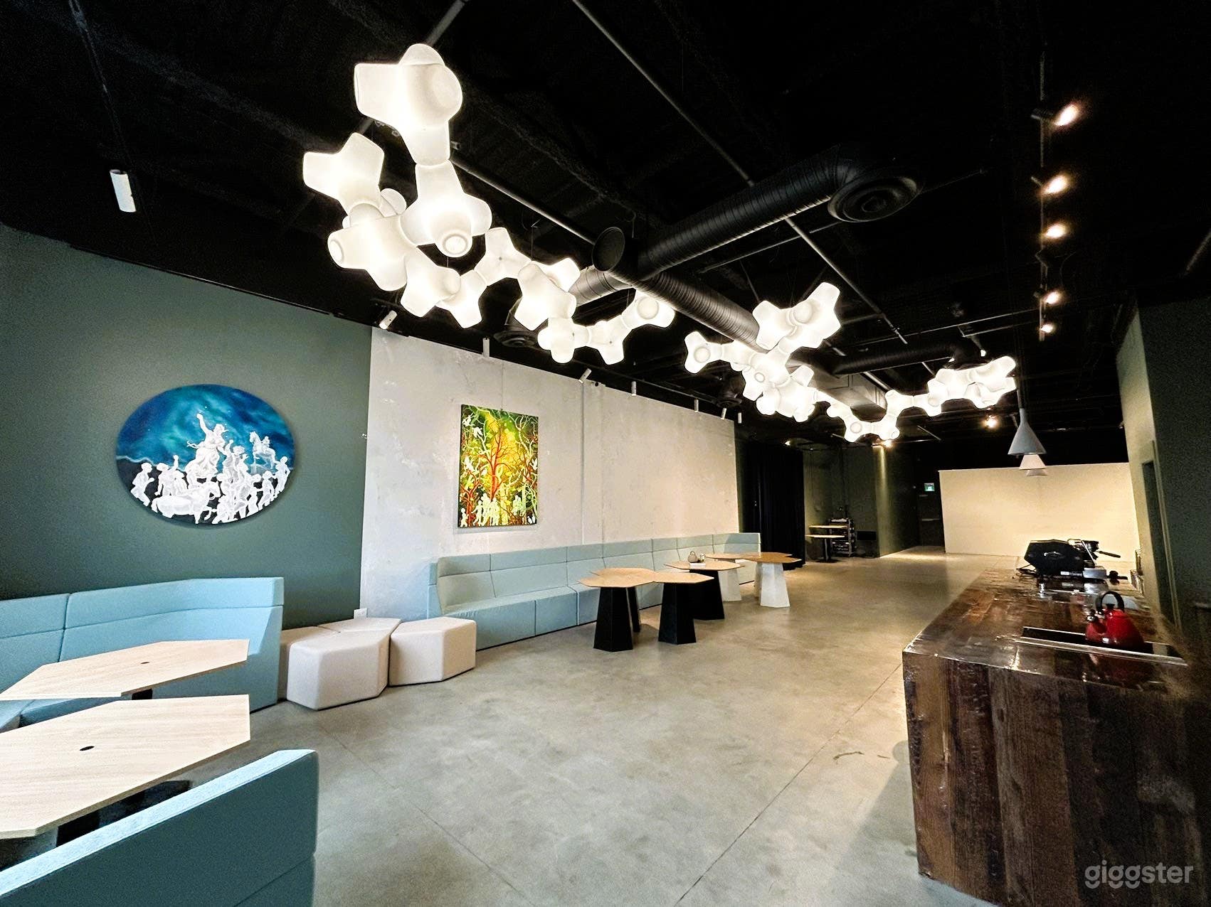 Stunning Venue with Cafe+Dancefloor Photo 2