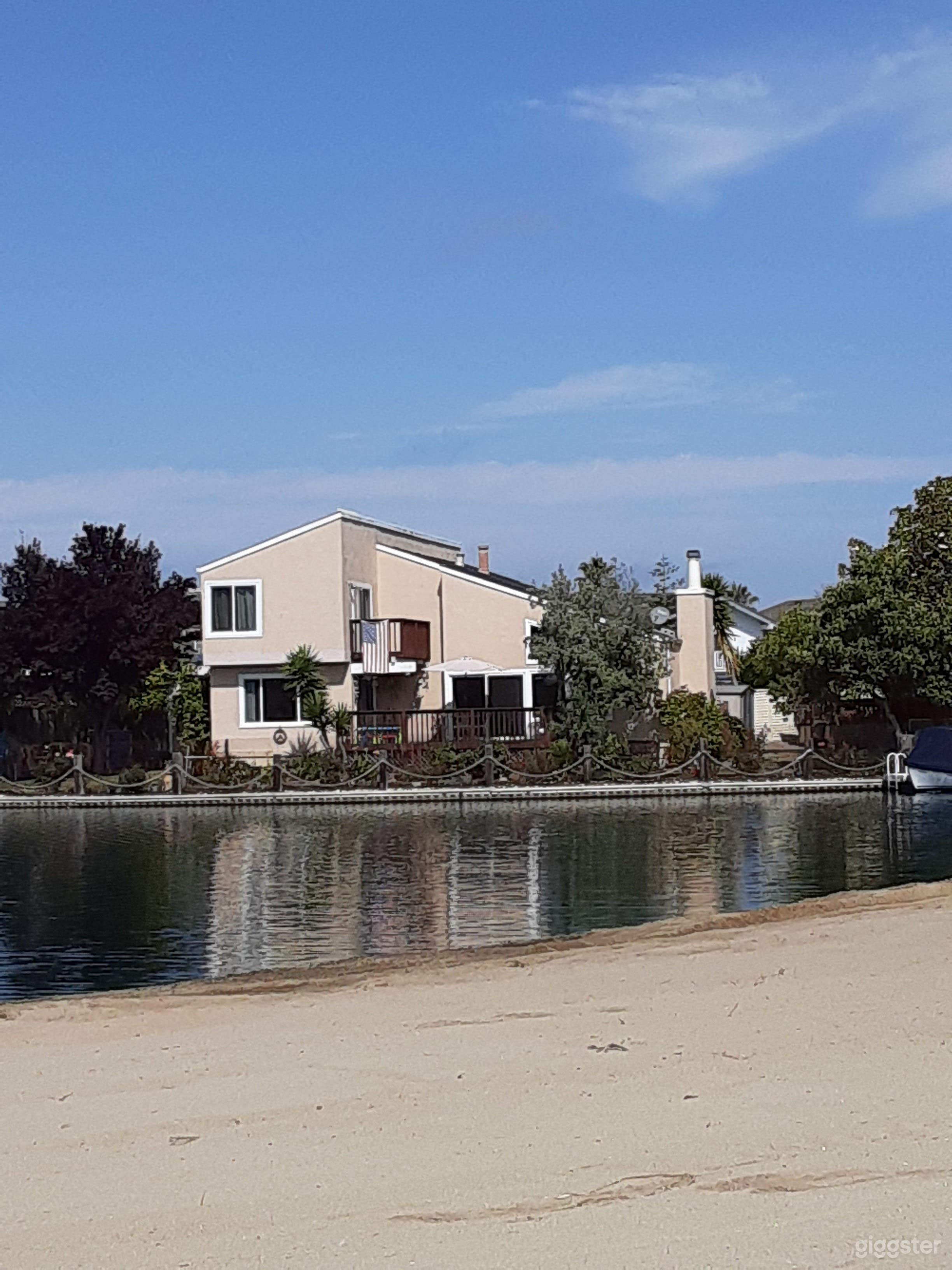 Dramatic contemporary waterfront house on 1/4 acre.