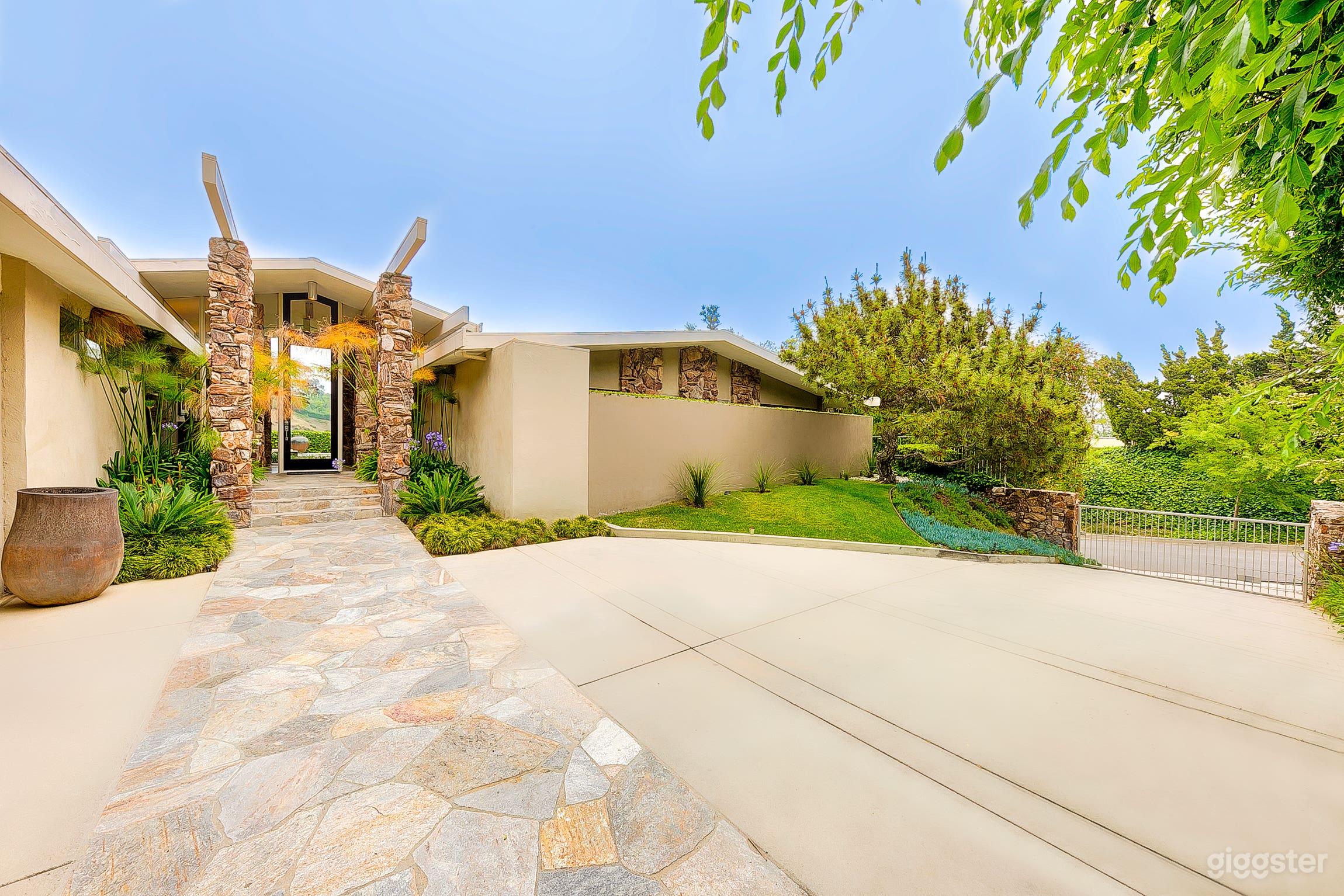 Architectural Mid-Century No.67 Photo 1