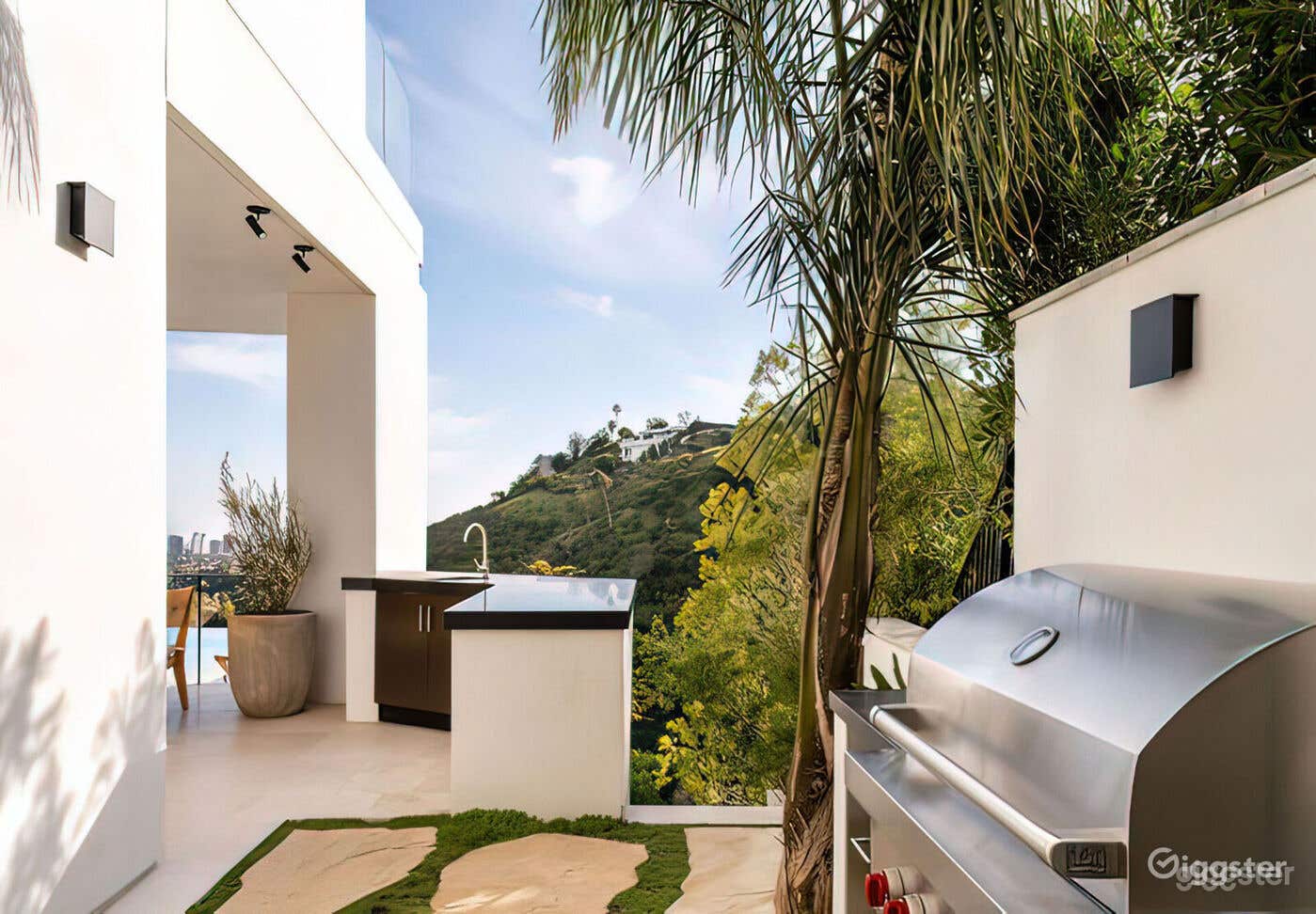 STRADELLA SANCTUARY: CINEMATIC ELEGANCE/POOL Photo 4