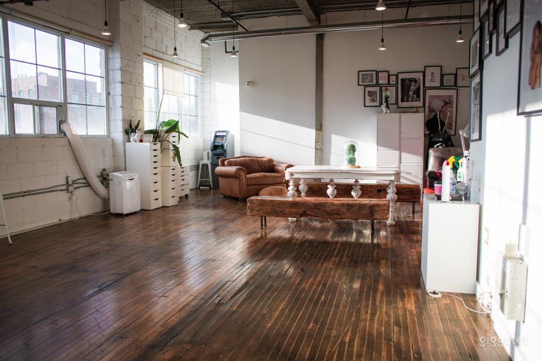  Loft con luz natural, ladrillo expuesto, estilo industrial, estudio de fotografía con luz solar, hora dorada 
