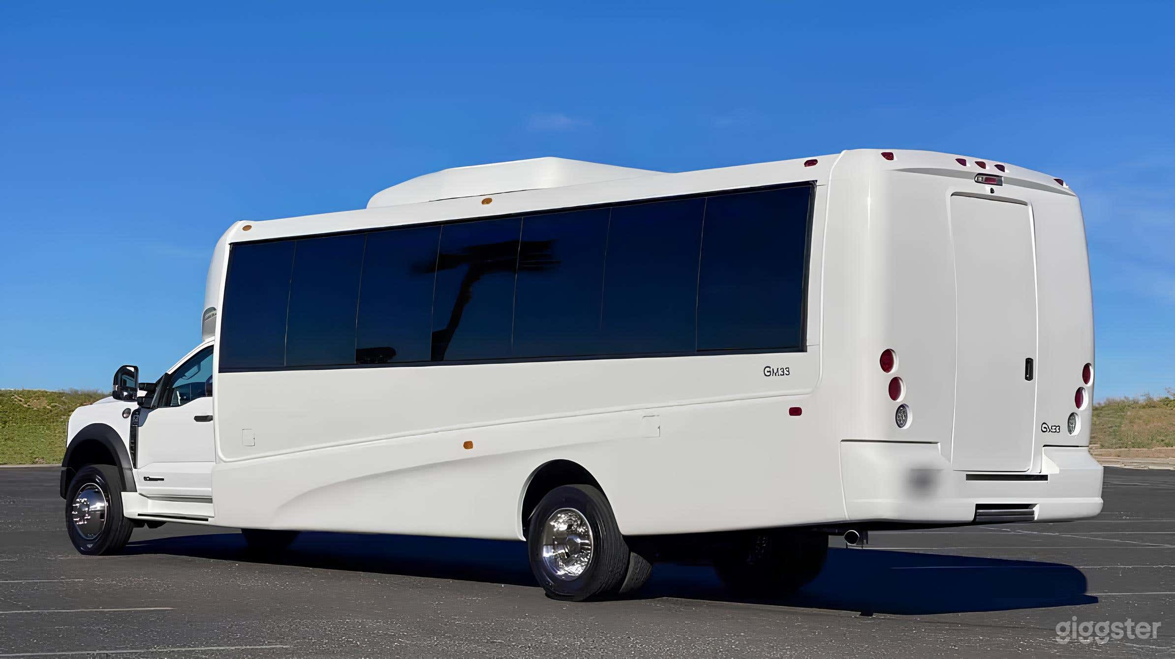 Minibus 28 Passengers Photo 2