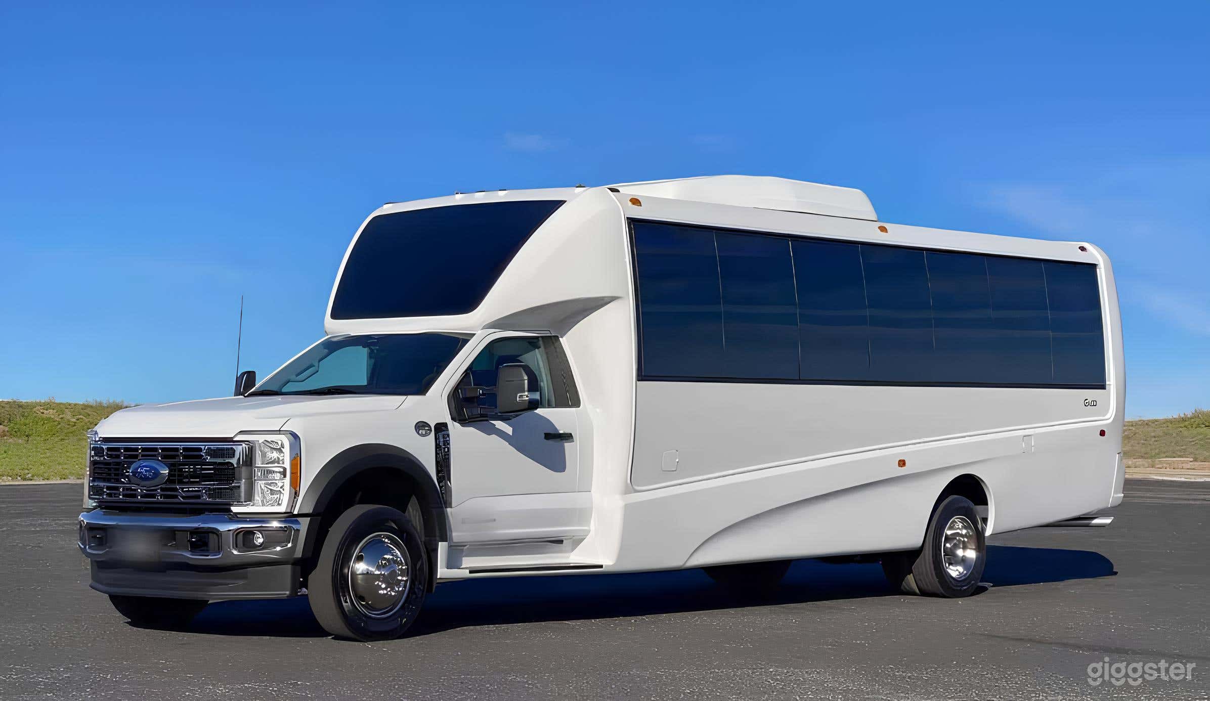 Minibus 28 Passengers Photo 1