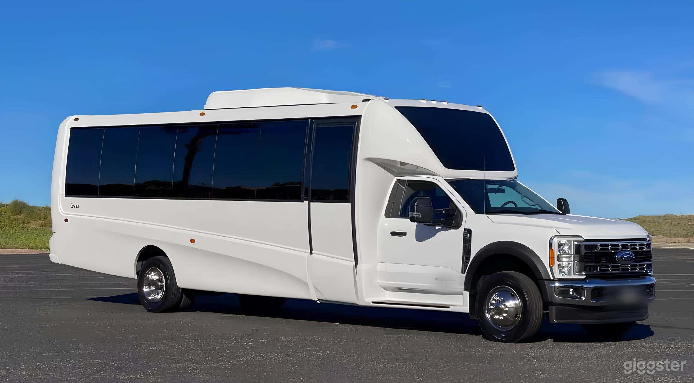 Minibus 28 Passengers Photo 3