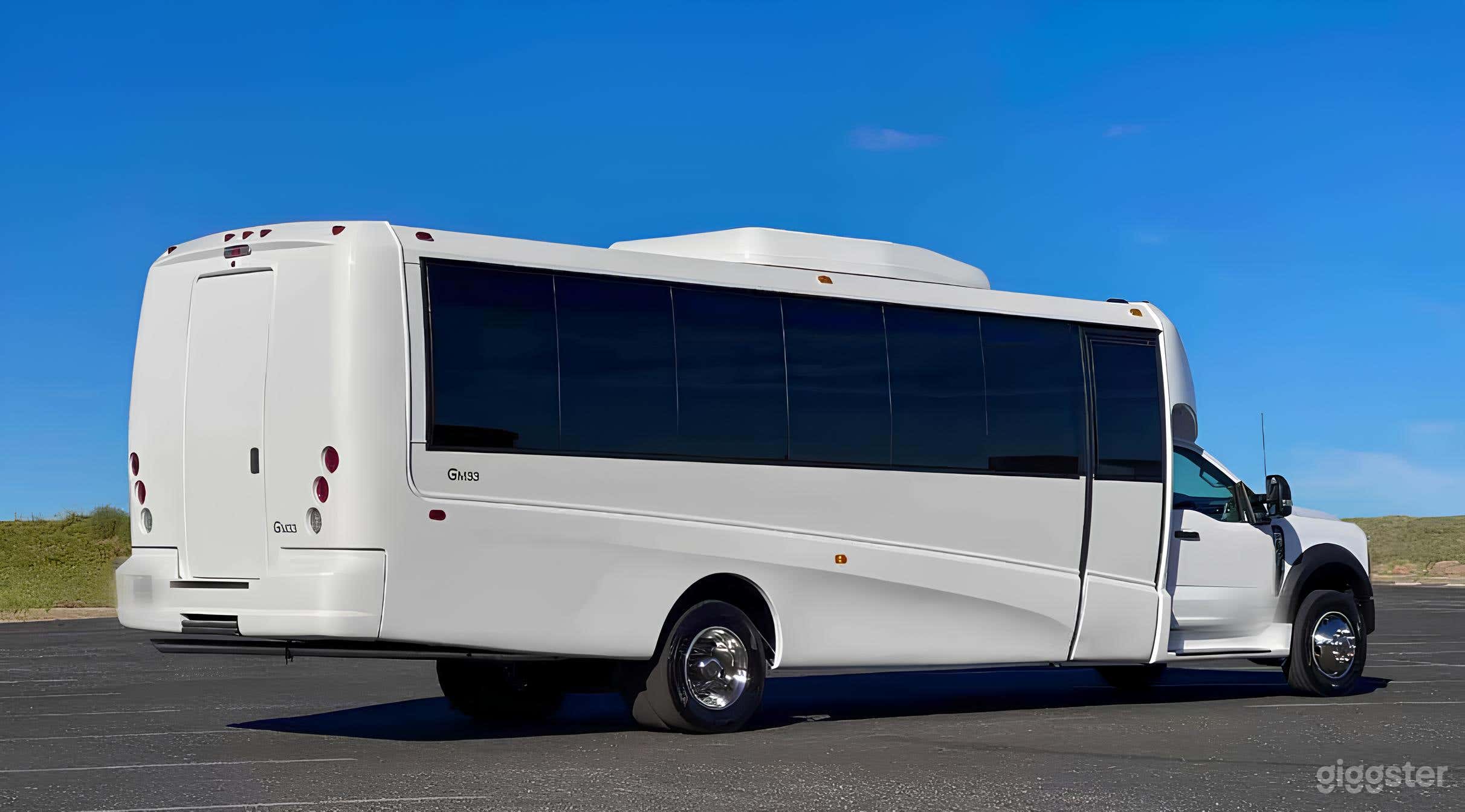 Minibus 28 Passengers Photo 4