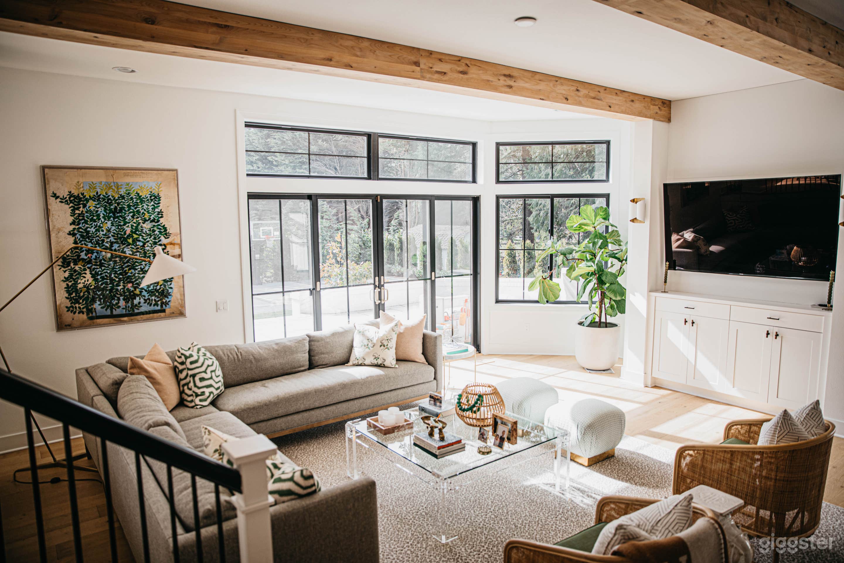 Chic family home- Hollywood Hill Photo 3