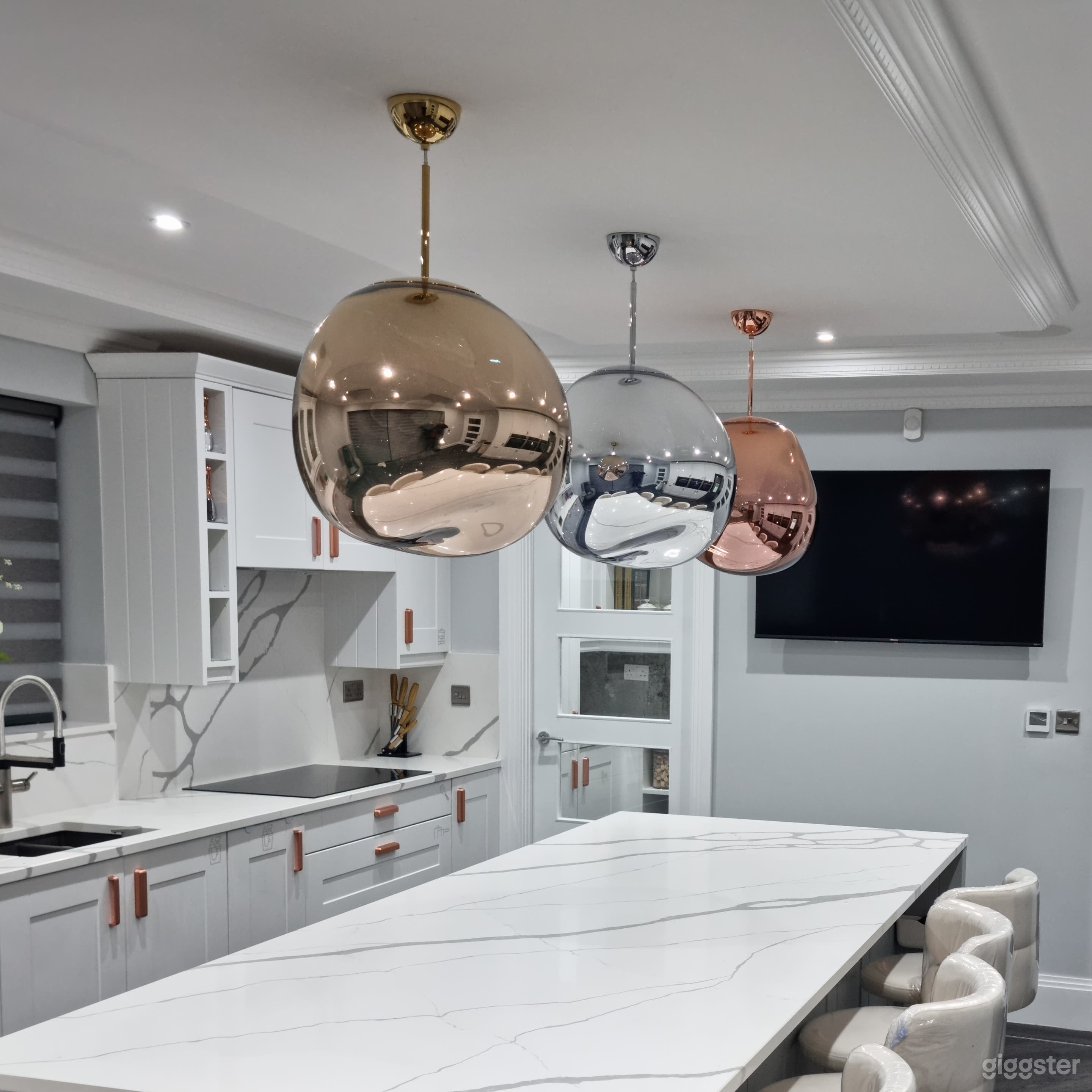 Beautiful Modern Detached House Photo 1