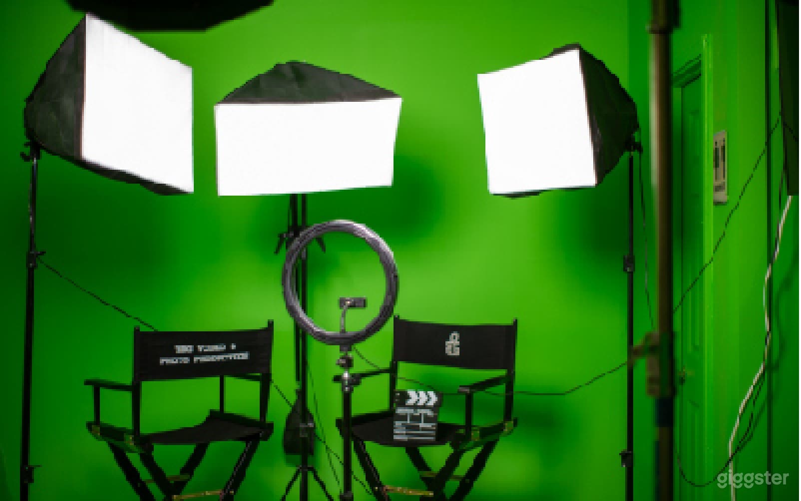 Atmospheric Green Screen room in College Park Photo 4