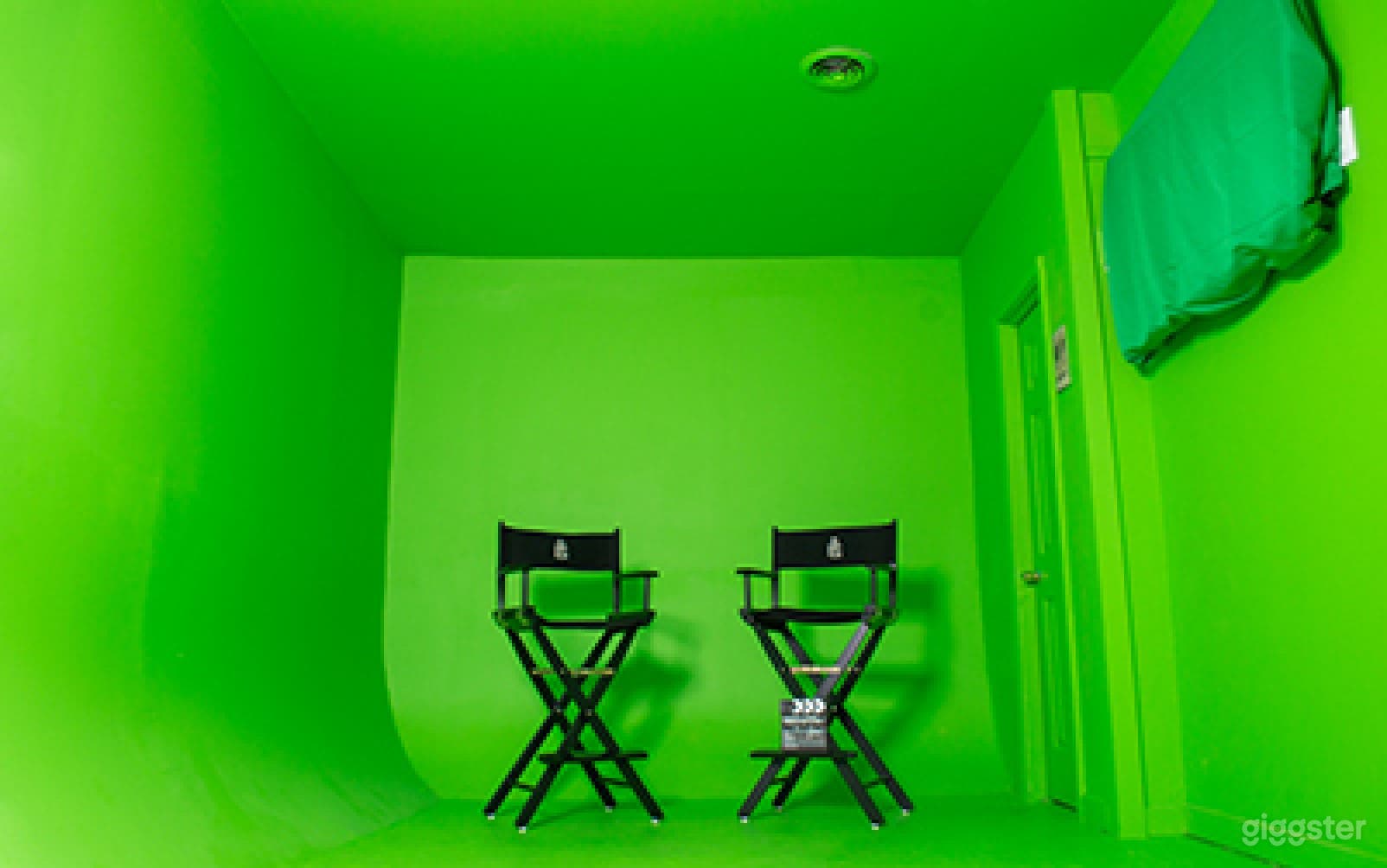 Atmospheric Green Screen room in College Park Photo 1