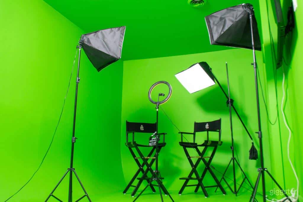 Atmospheric Green Screen room in College Park Photo 3