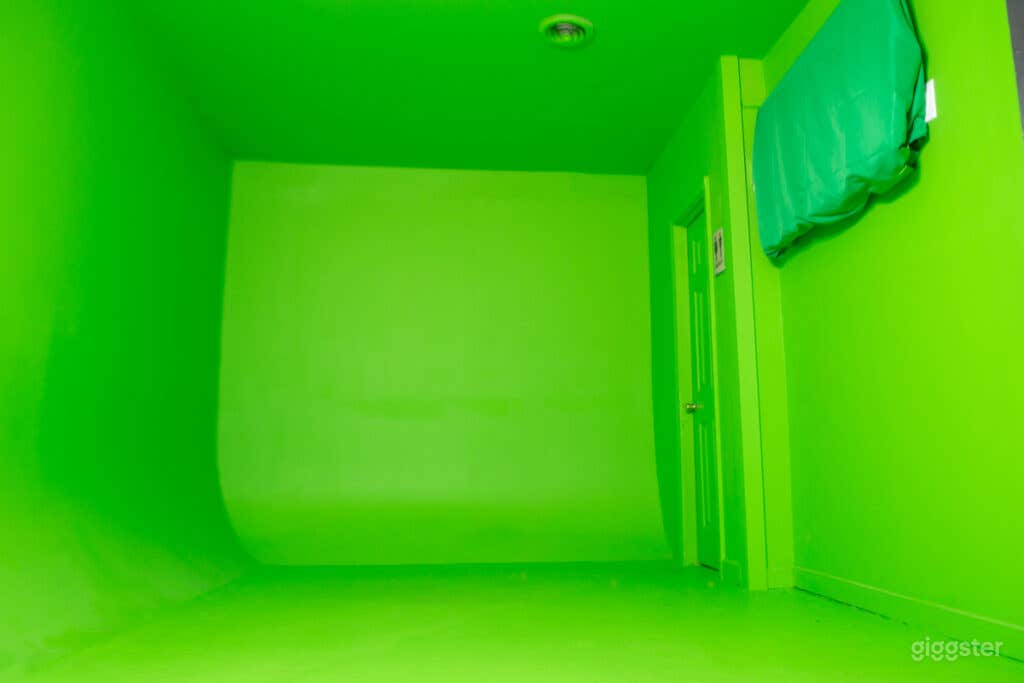 Atmospheric Green Screen room in College Park Photo 2