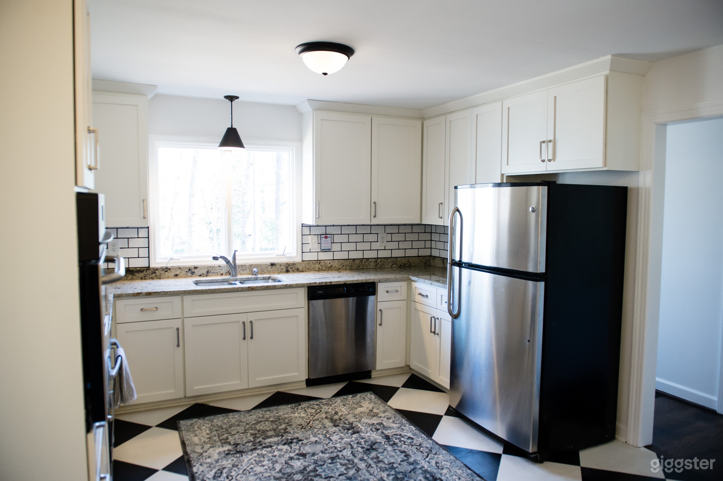 Stylish Home | Bold Colored Walls + Statement Wall Photo 4