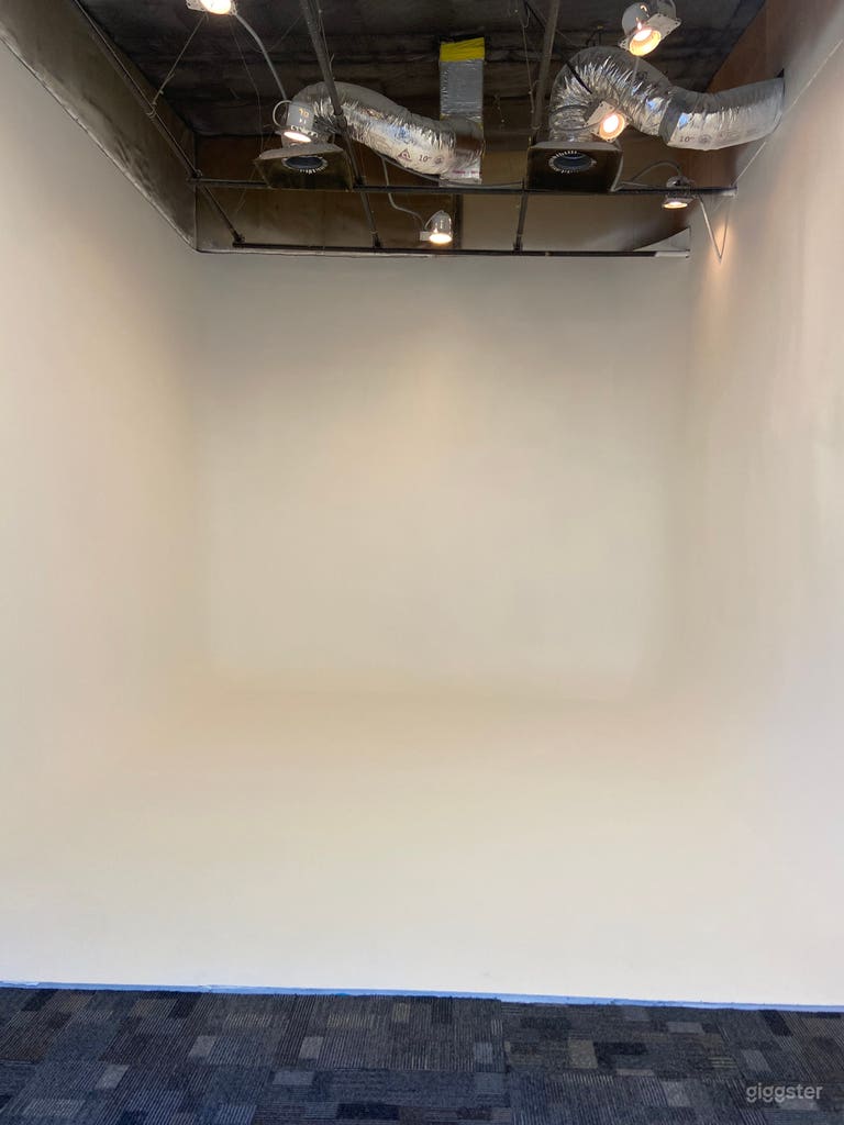  800 SQ FT Cyclorama Stage 