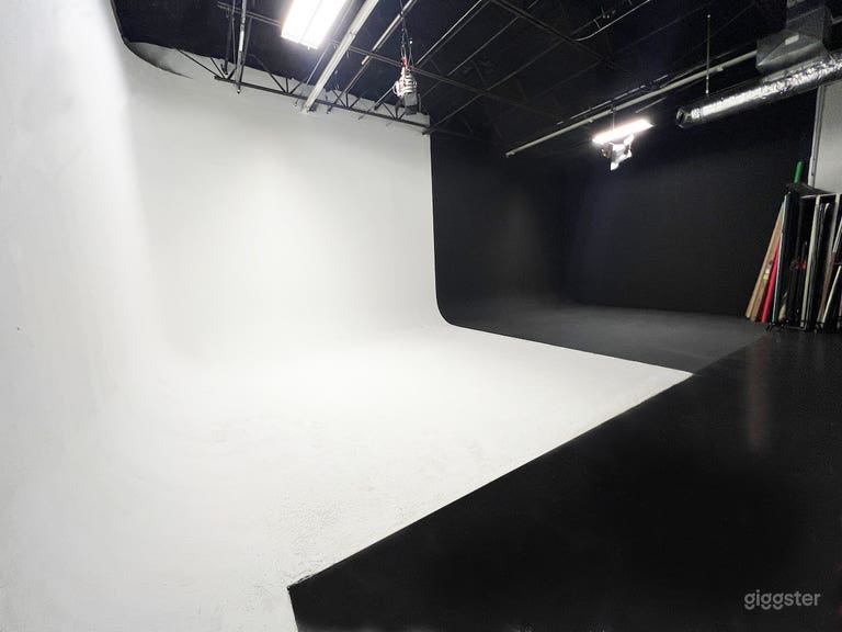  White Black Cyc Studio Space 1 MOS 