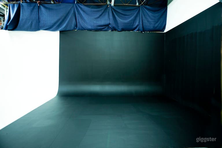  White Black Cyc Studio Space 1 MOS 