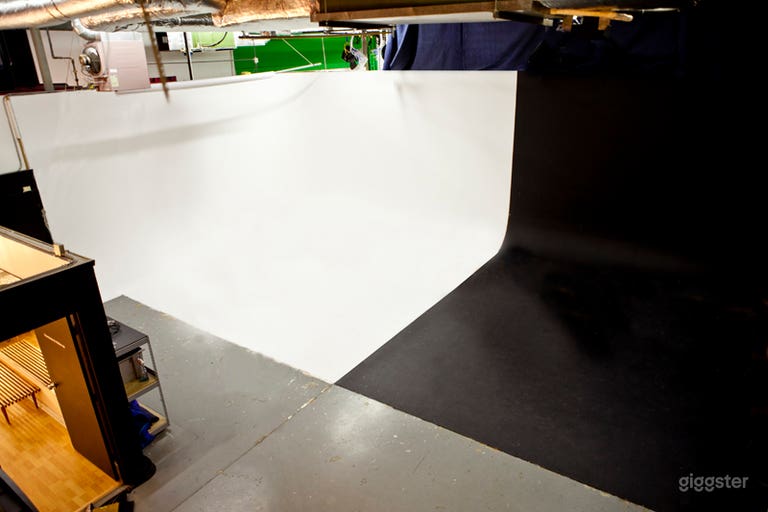  White Black Cyc Studio Space 1 MOS 